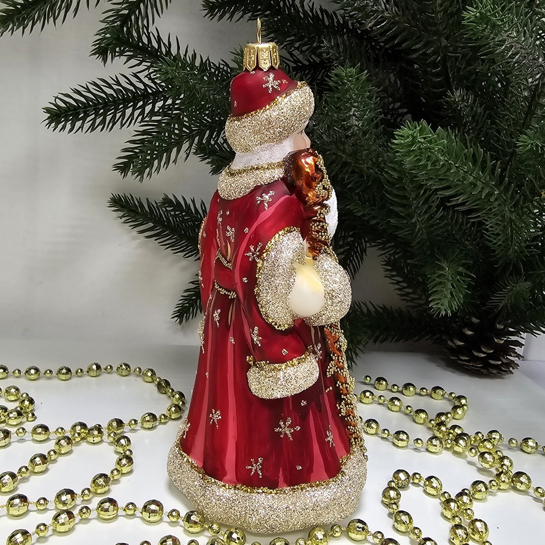 фото Стеклянная елочная игрушка Дед Мороз с подарками красный