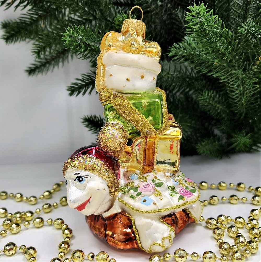 фото Стеклянная елочная игрушка Черепаха с подарками Версаль