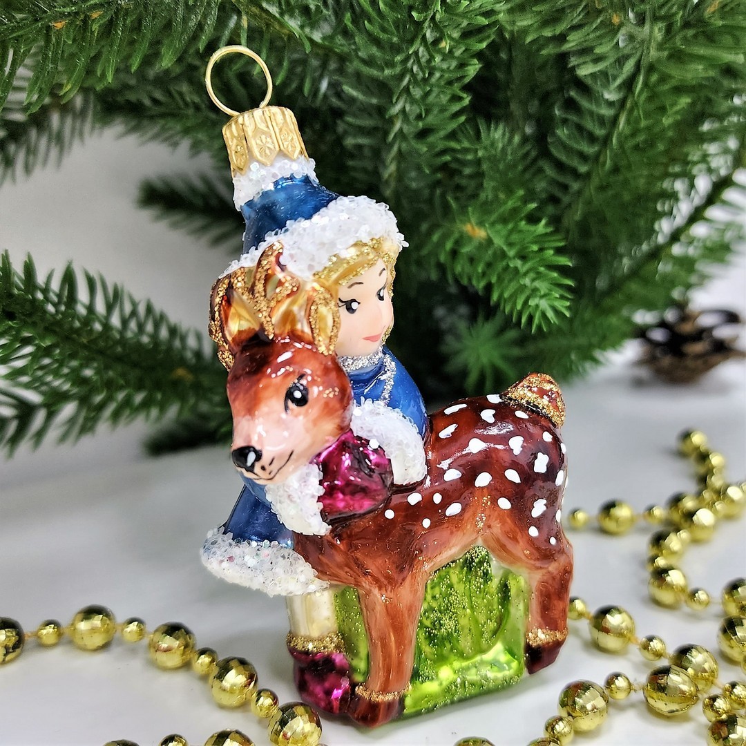 фото Стеклянная елочная игрушка Девочка с олененком