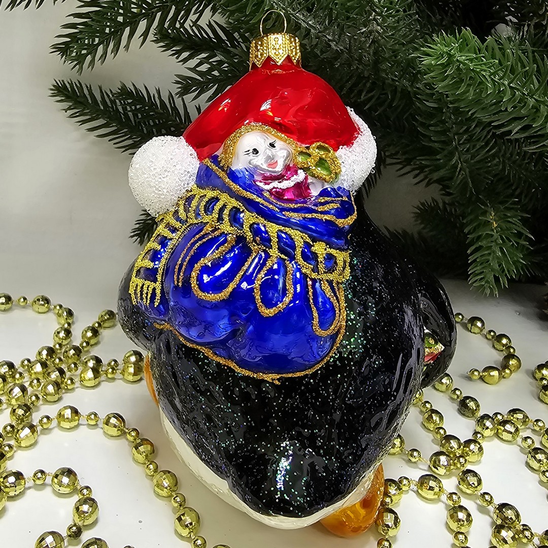 фото Стеклянная елочная игрушка Пингвин с подарком