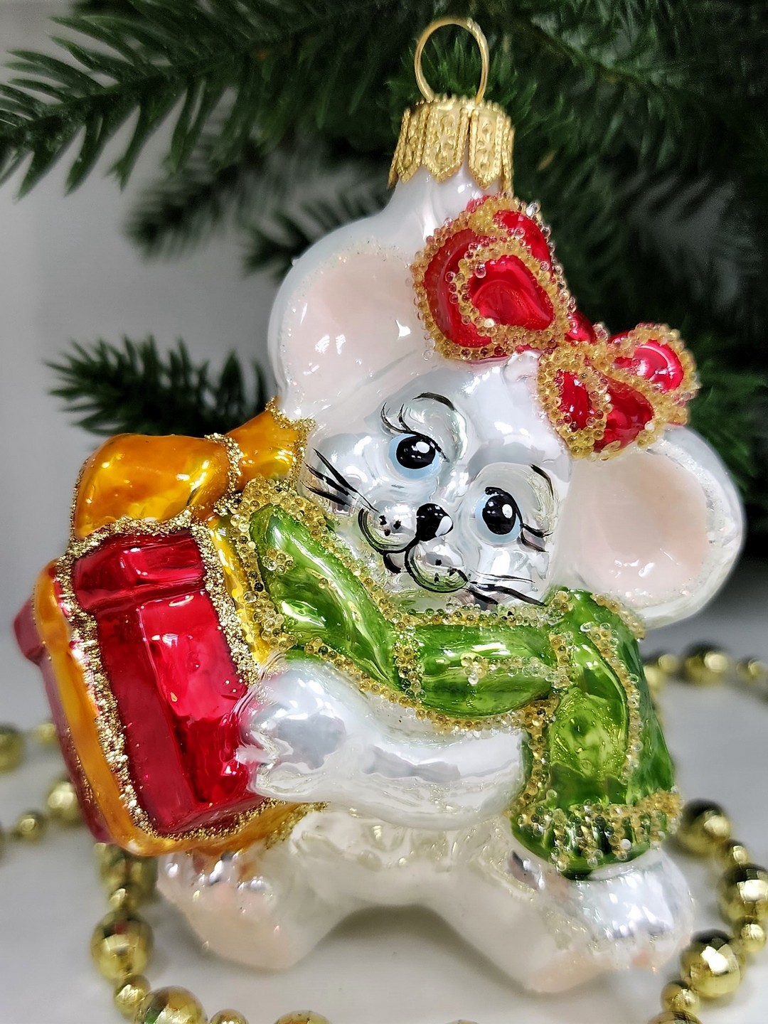 фото Стеклянная елочная игрушка Мышка с подарком и бантом