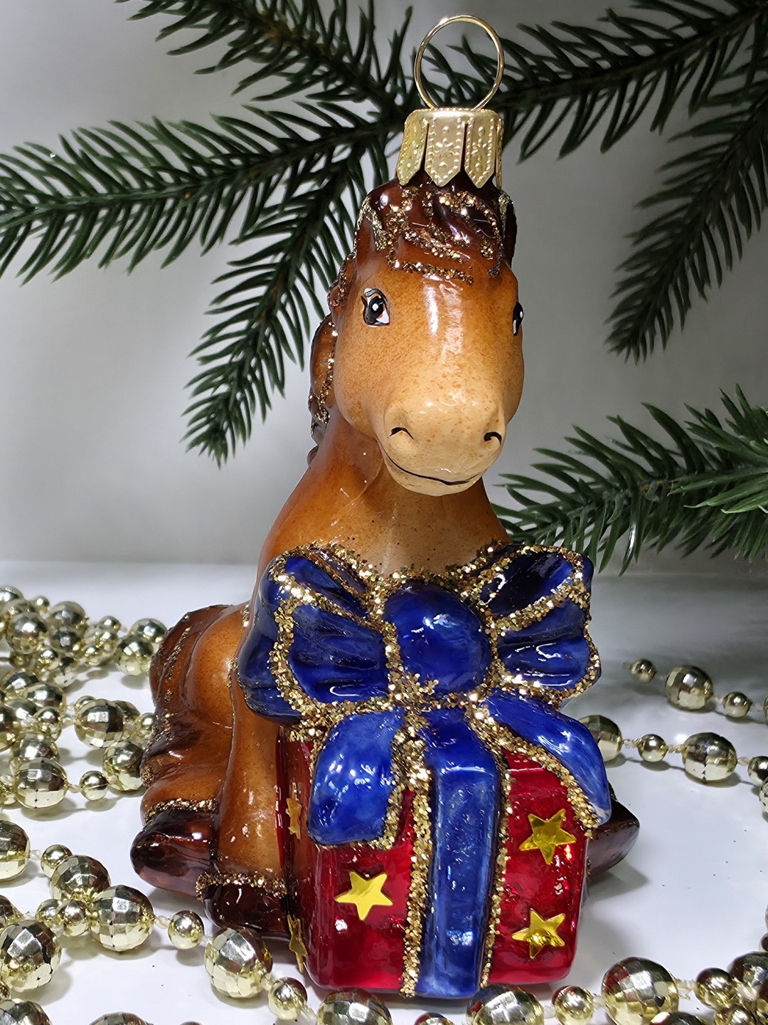 фото Стеклянная елочная игрушка Лошадка с подарком
