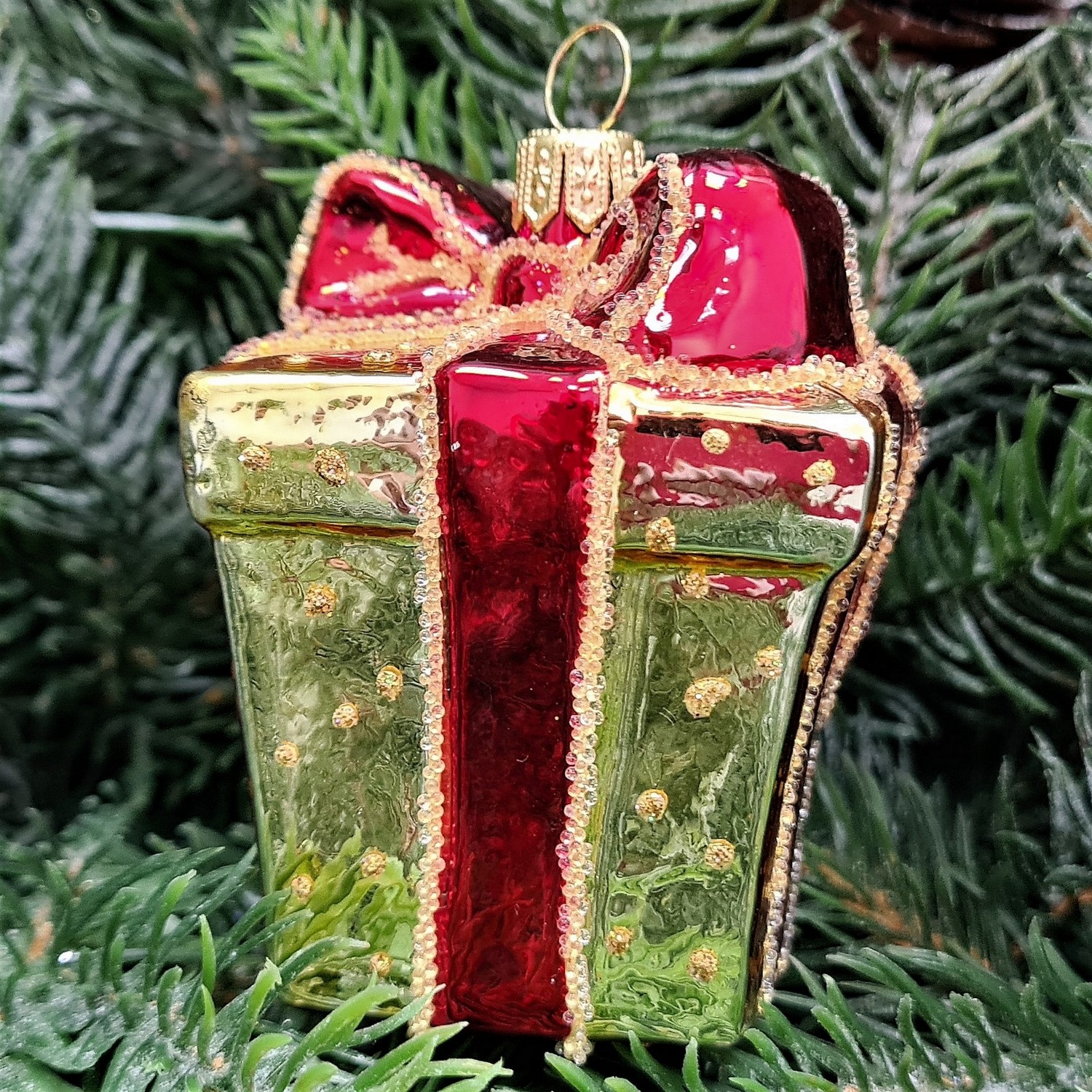 фото Стеклянная елочная игрушка Подарок