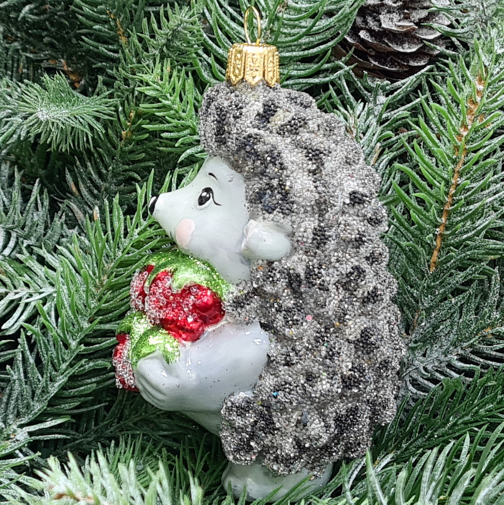 фото Стеклянная елочная игрушка Ежик с малиной