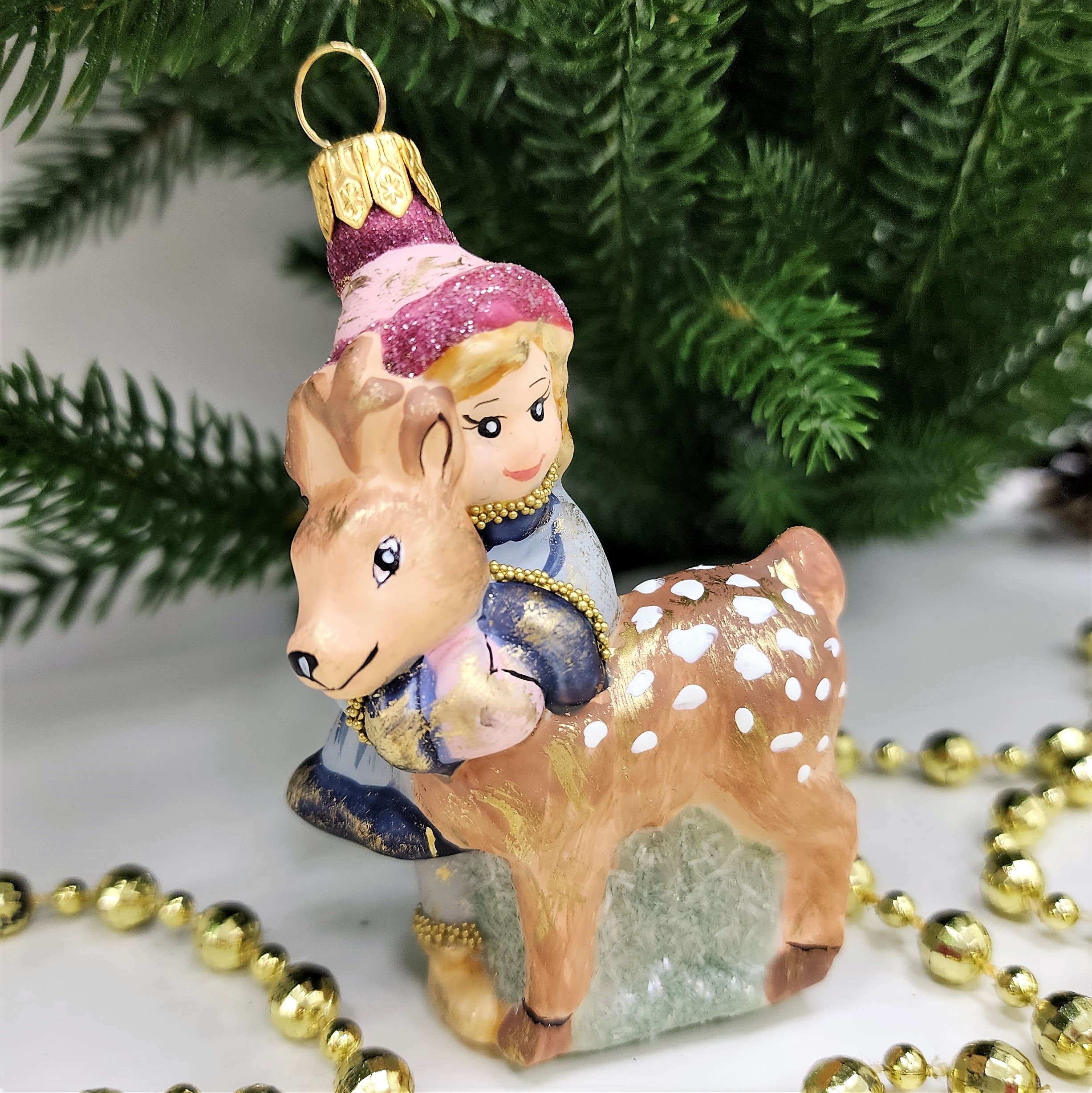 фото Стеклянная елочная игрушка Девочка с олененком