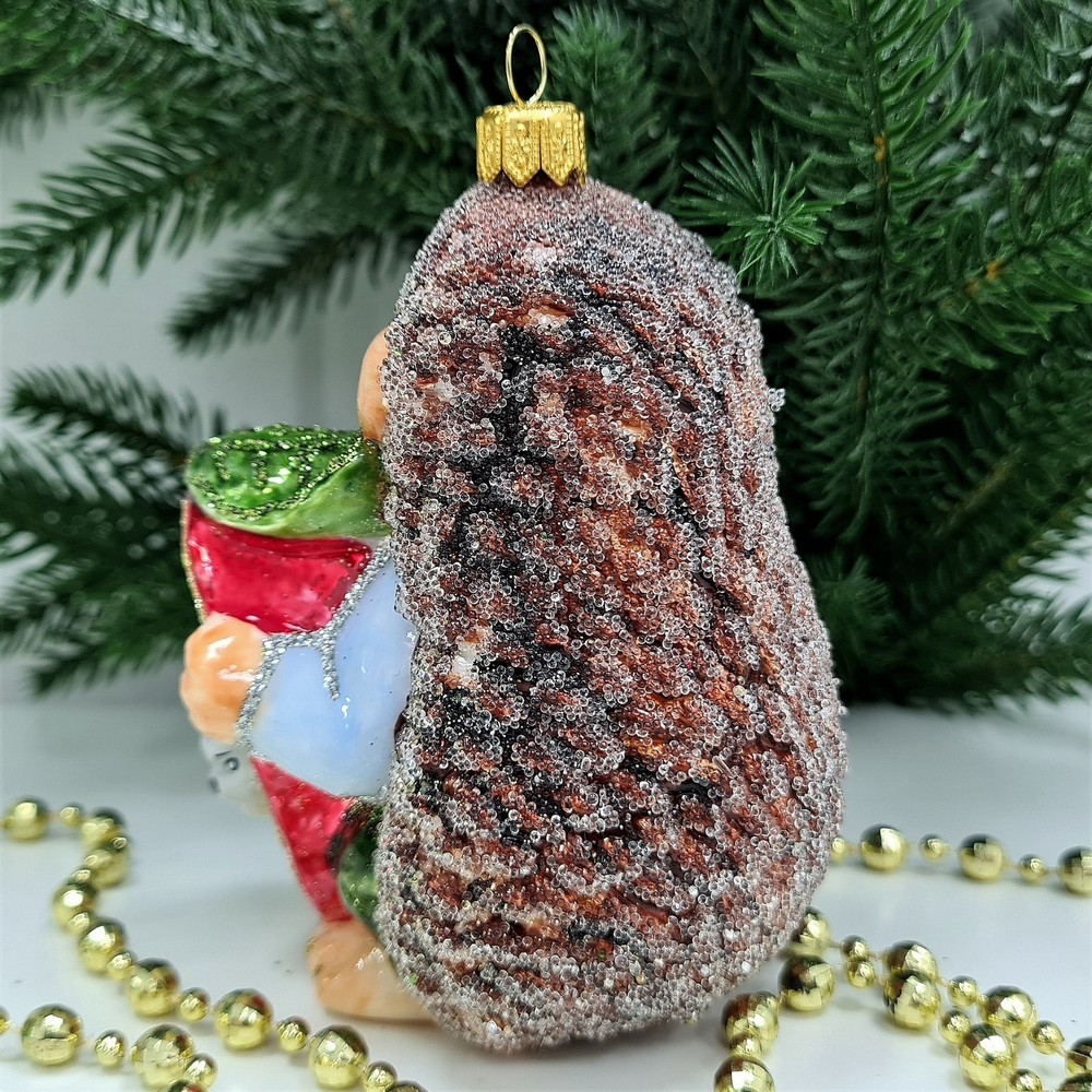 фото Стеклянная елочная игрушка Ежик с яблоком мальчик