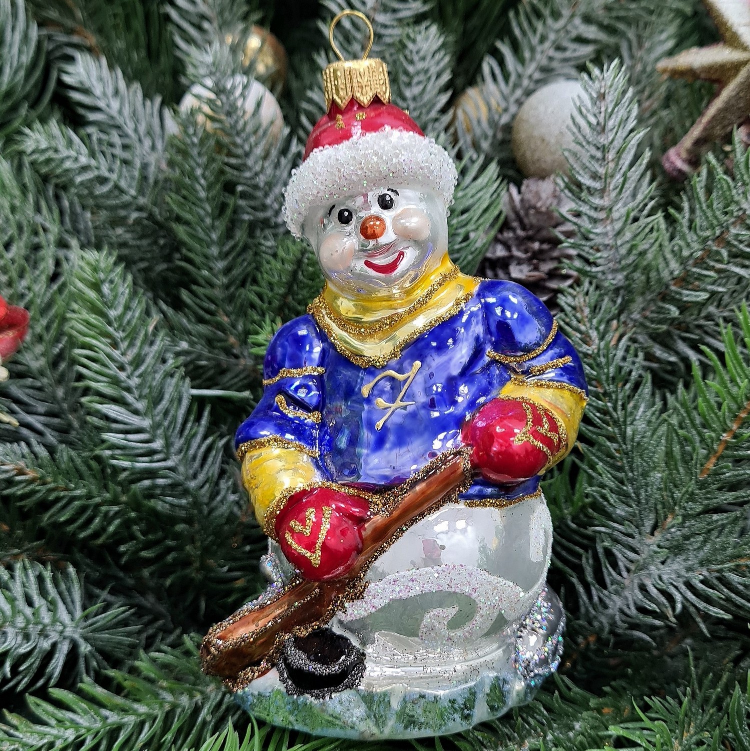 фото Стеклянная елочная игрушка Снеговик Хоккеист