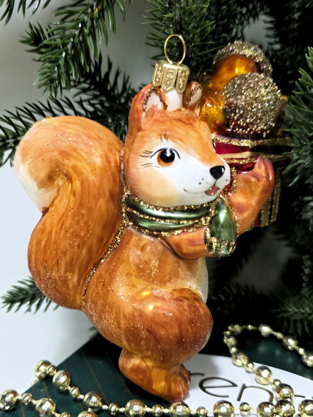 фото Стеклянная елочная игрушка Белка с подарками