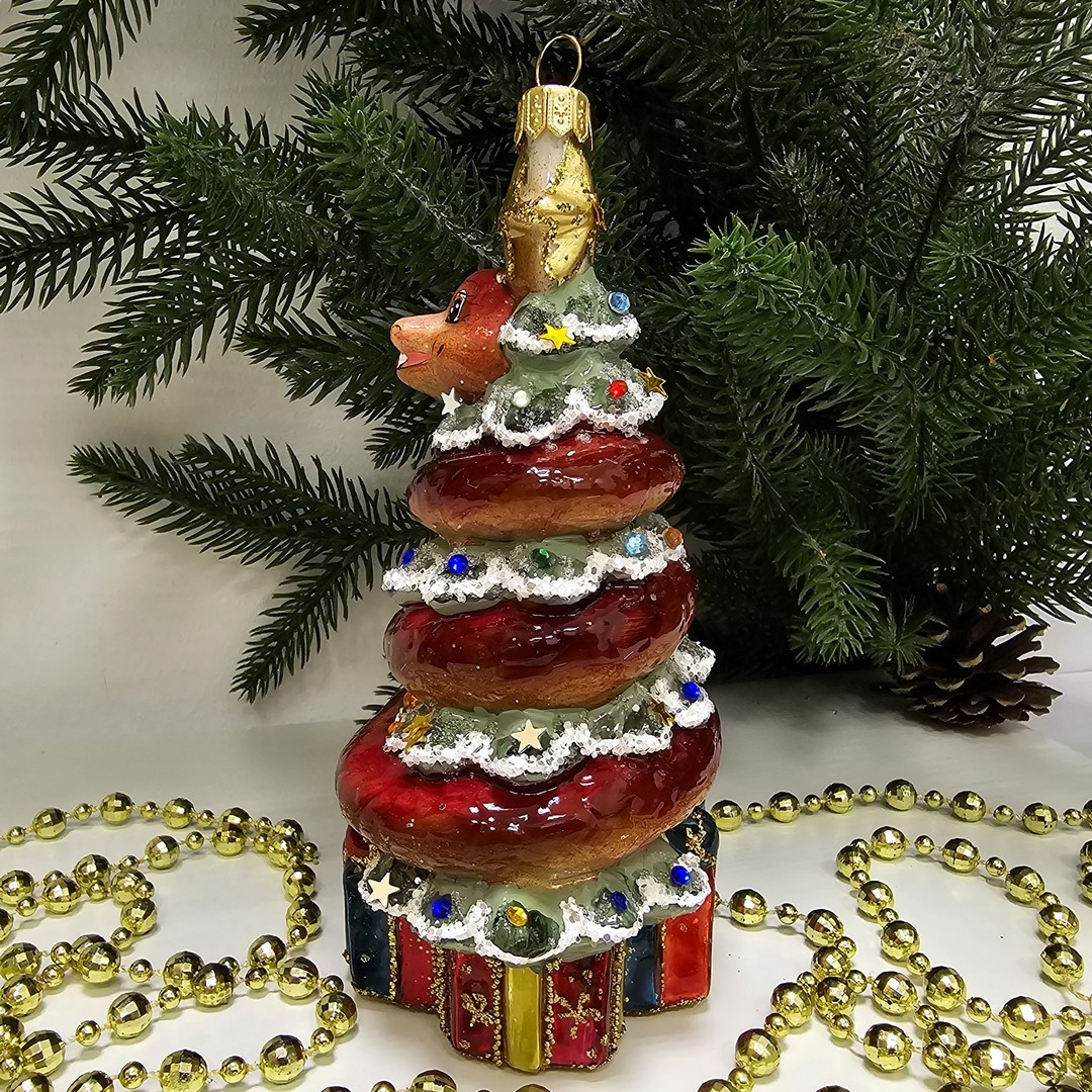 фото Стеклянная елочная игрушка Змея на елке с подарками