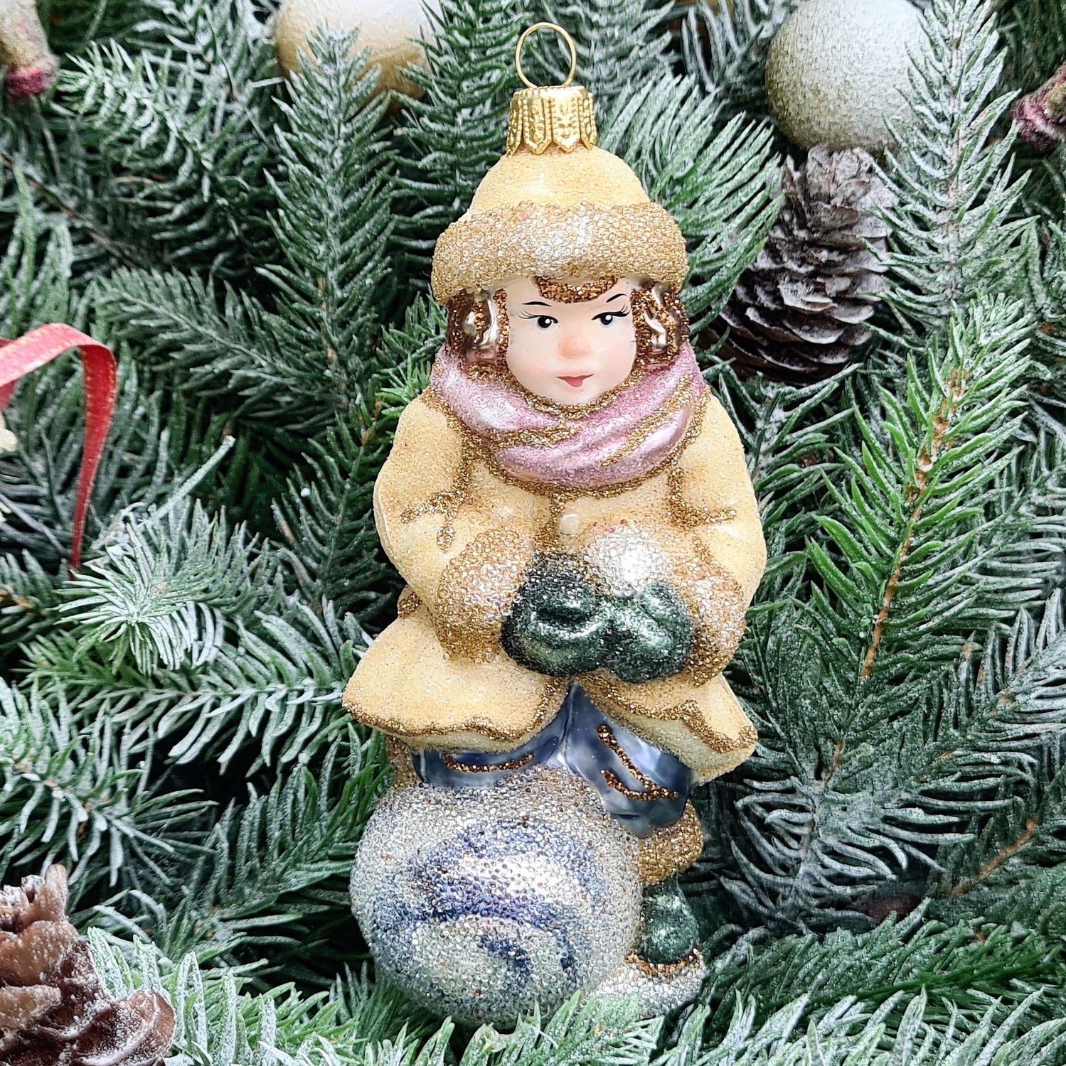 фото Стеклянная елочная игрушка Девочка со снежком сахар