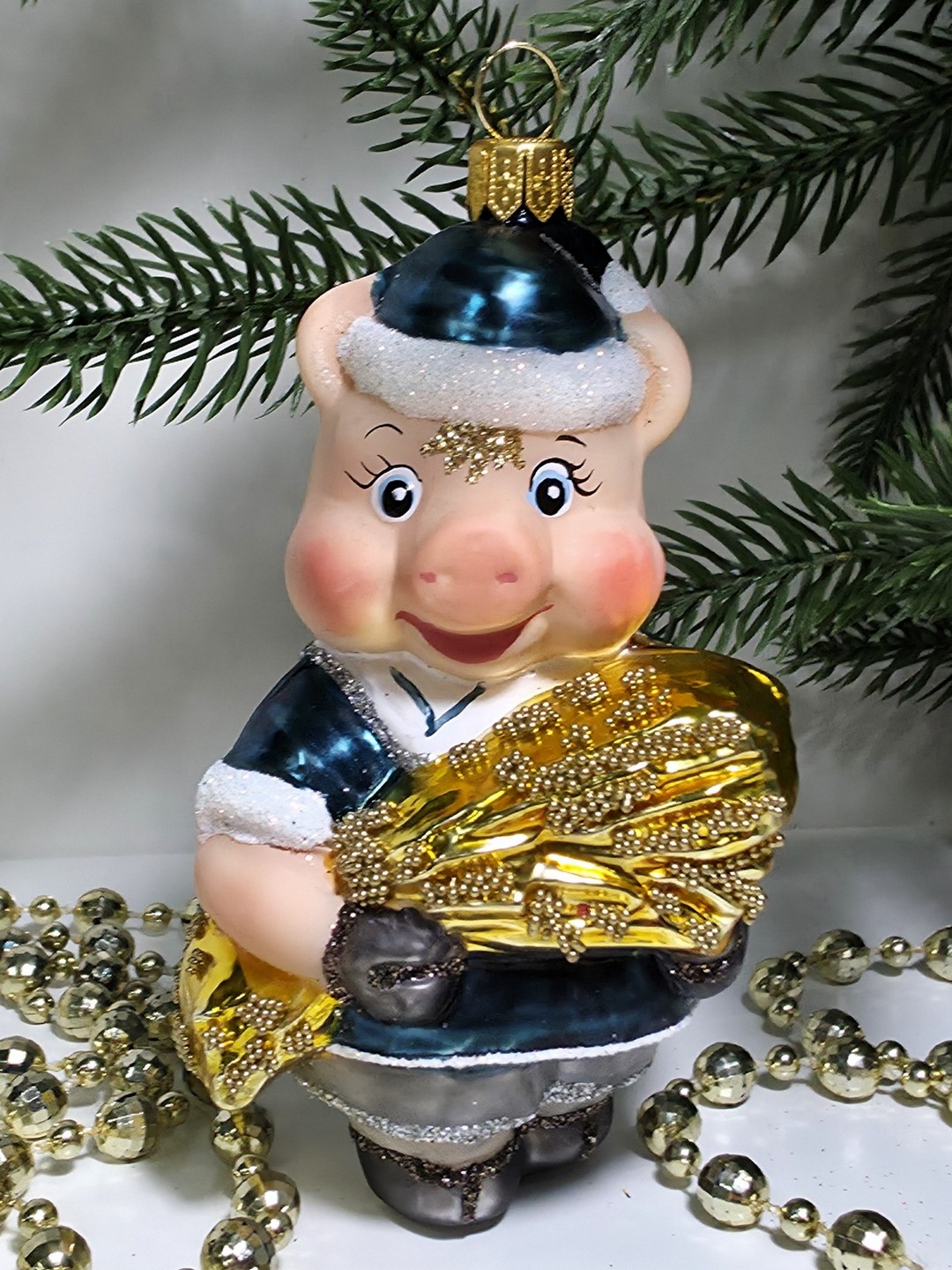 фото Стеклянная елочная игрушка Поросенок Ниф-Ниф с сеном