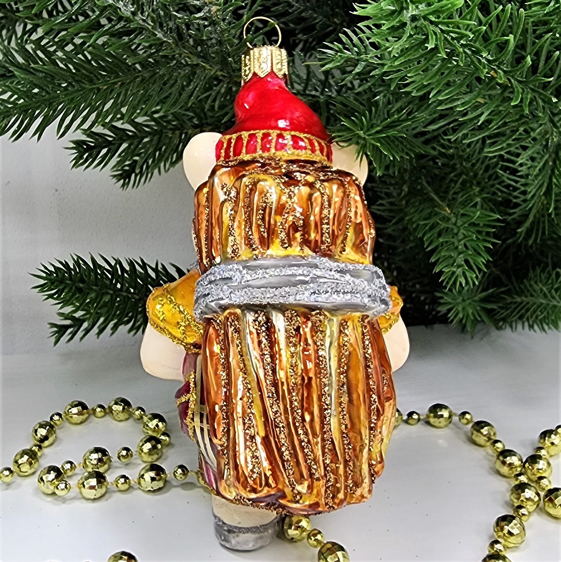 фото Стеклянная елочная игрушка Поросенок с дровами