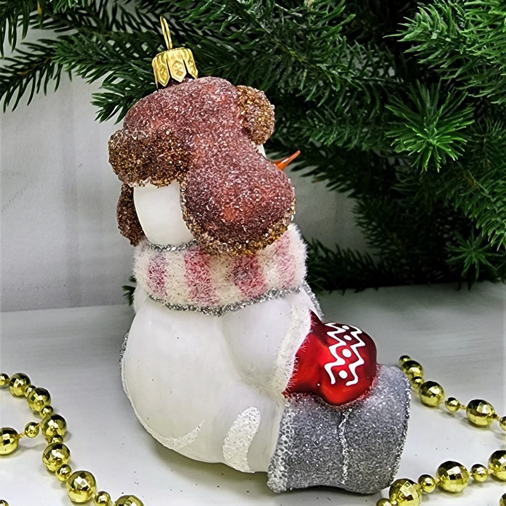 фото Стеклянная елочная игрушка Снеговик в валенках