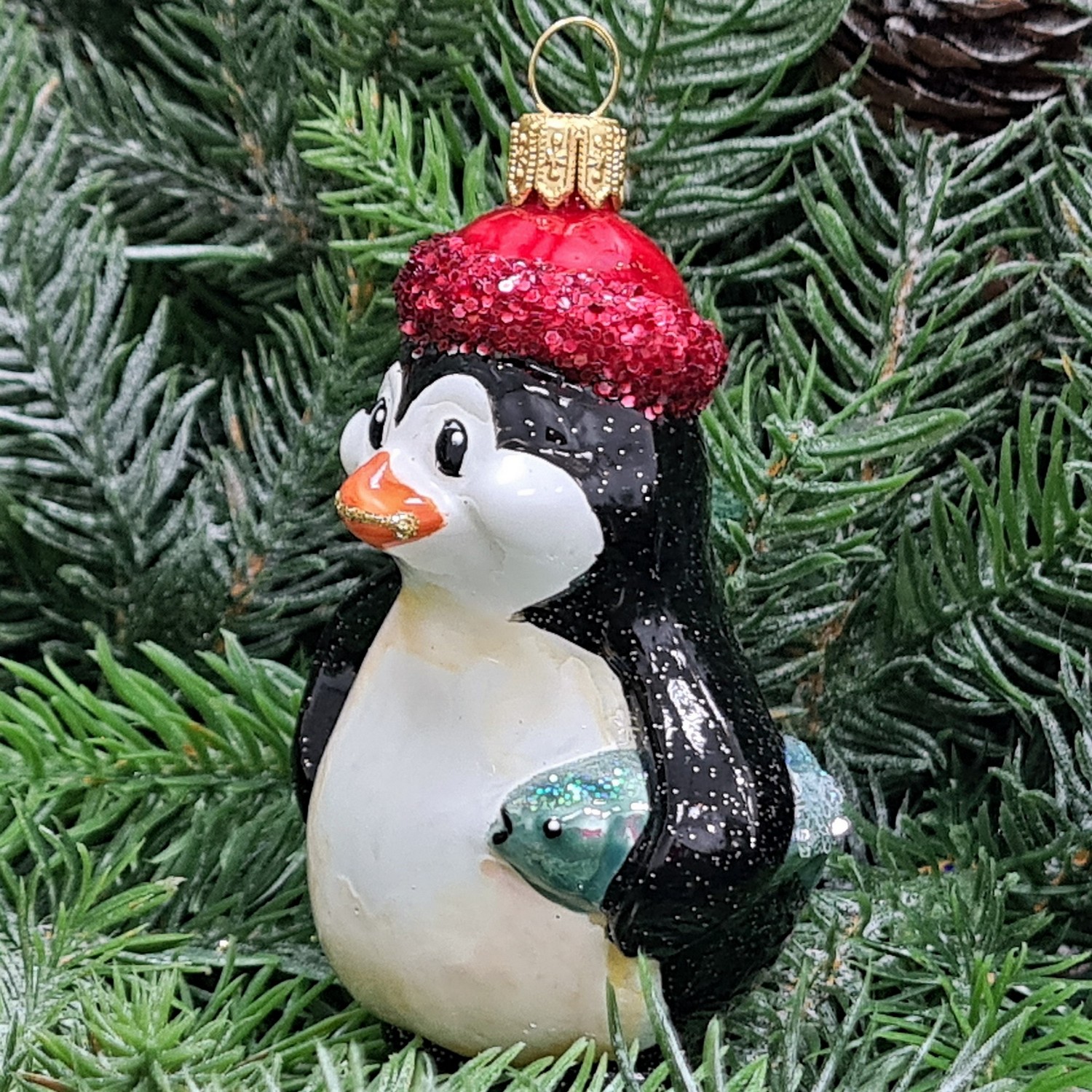 фото Стеклянная елочная игрушка Пингвин с рыбой