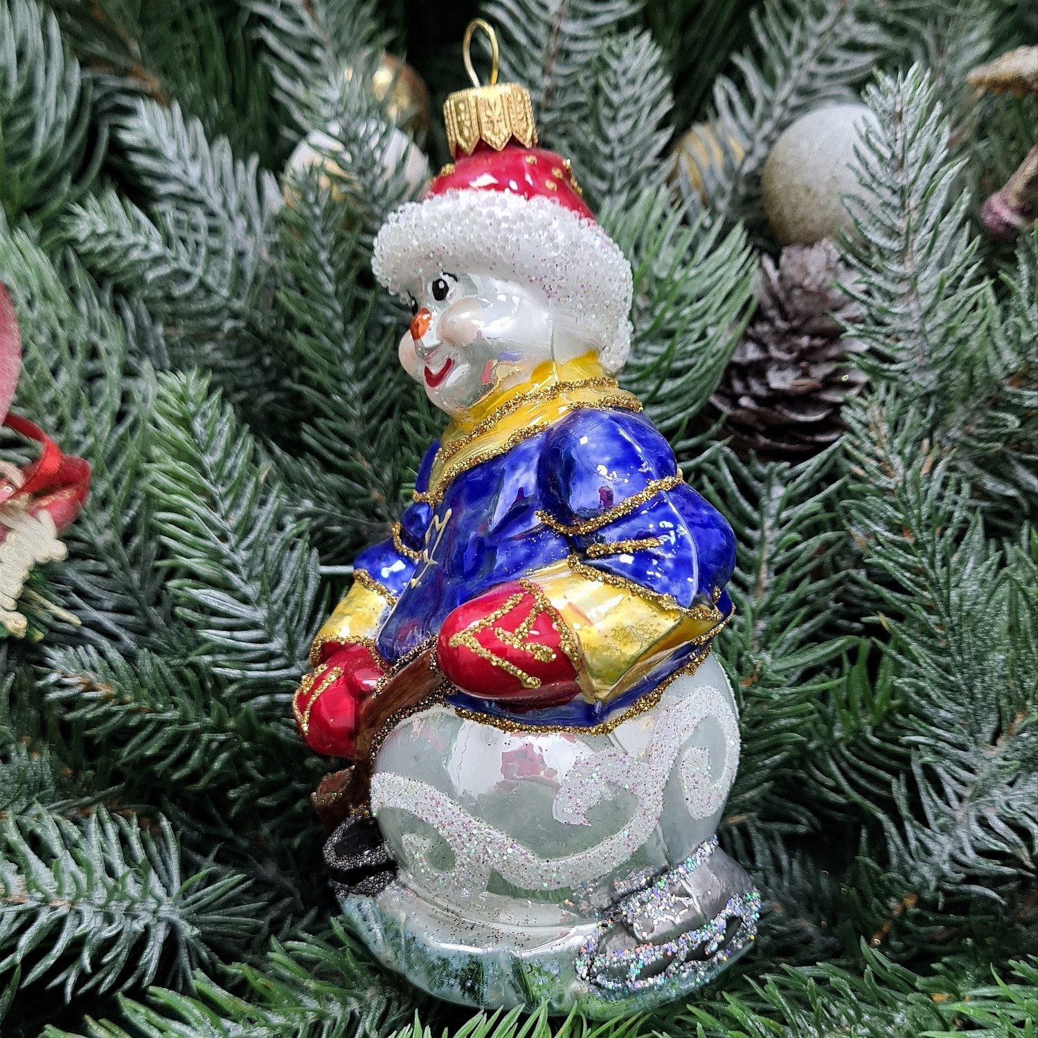 фото Стеклянная елочная игрушка Снеговик Хоккеист