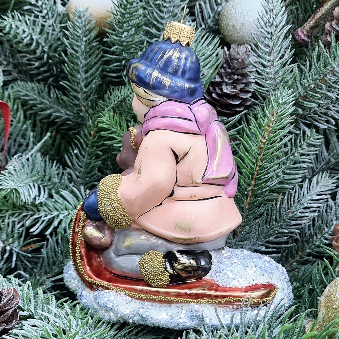 фото Стеклянная елочная игрушка Мальчик с мишкой на санях винтаж