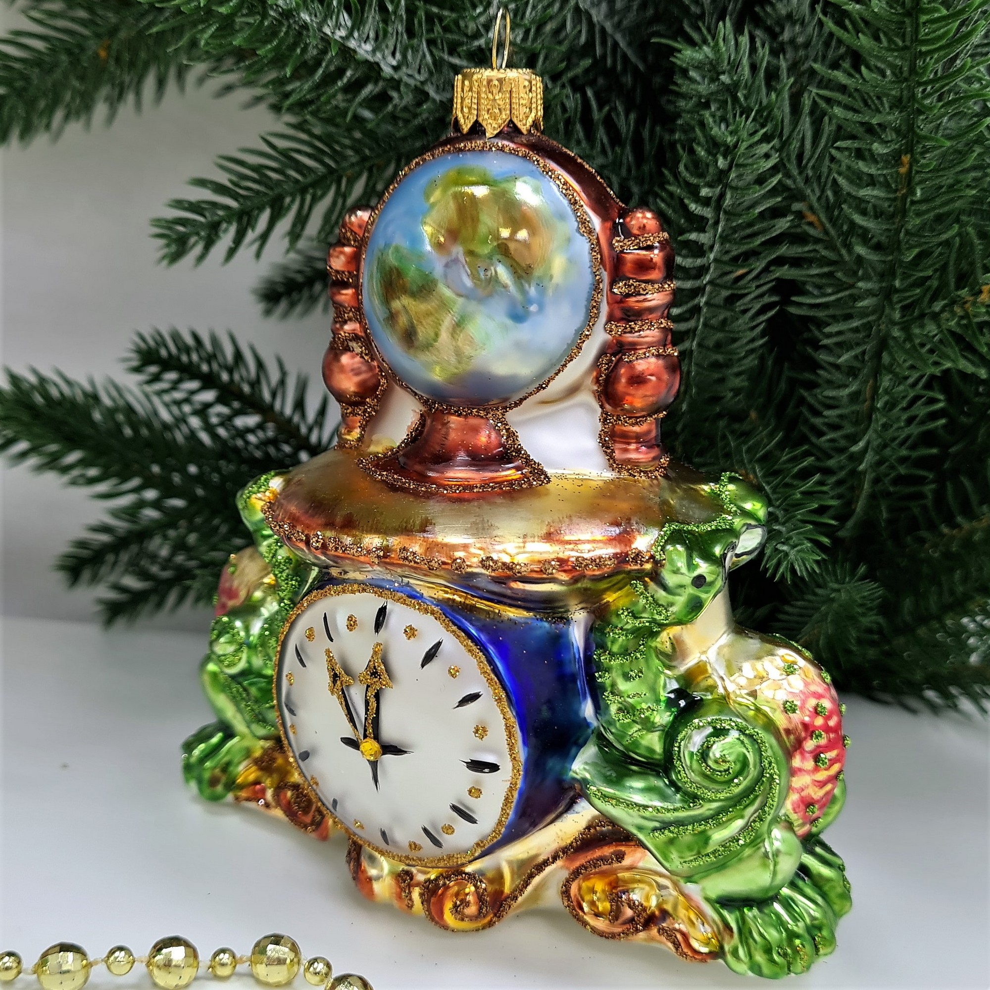 фото Стеклянная елочная игрушка Часы с глобусом