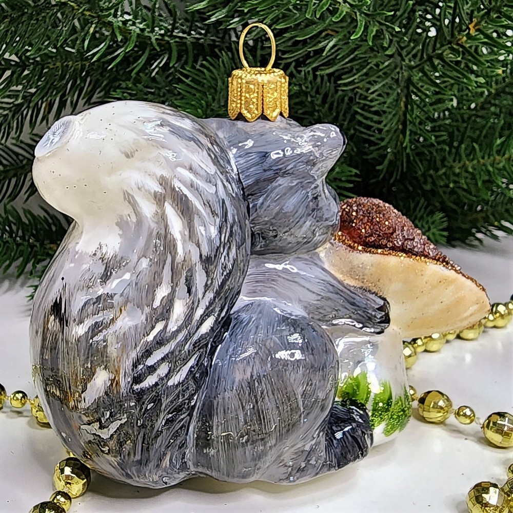 фото Стеклянная елочная игрушка Белочка с грибочком серая