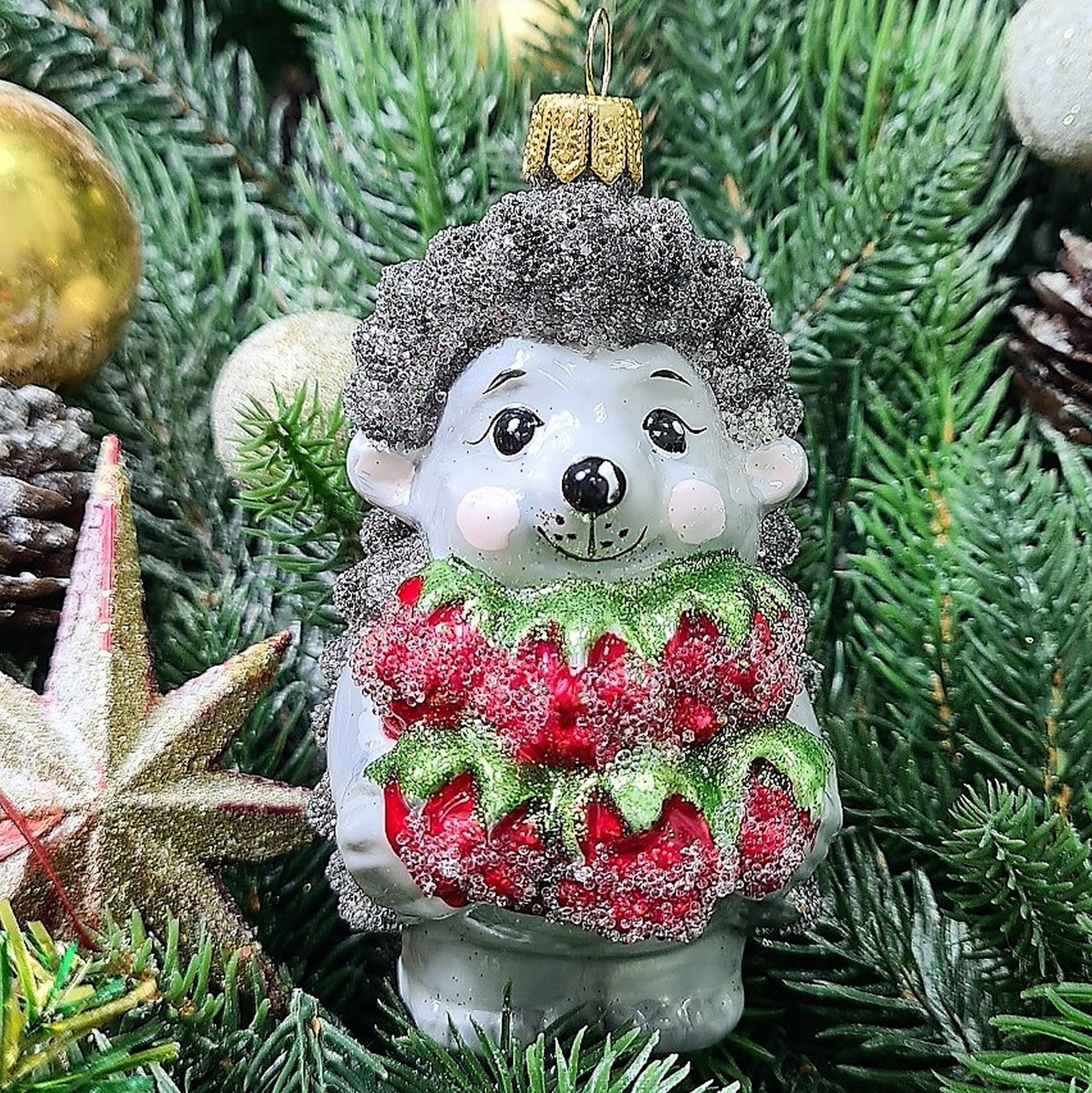фото Стеклянная елочная игрушка Ежик с малиной