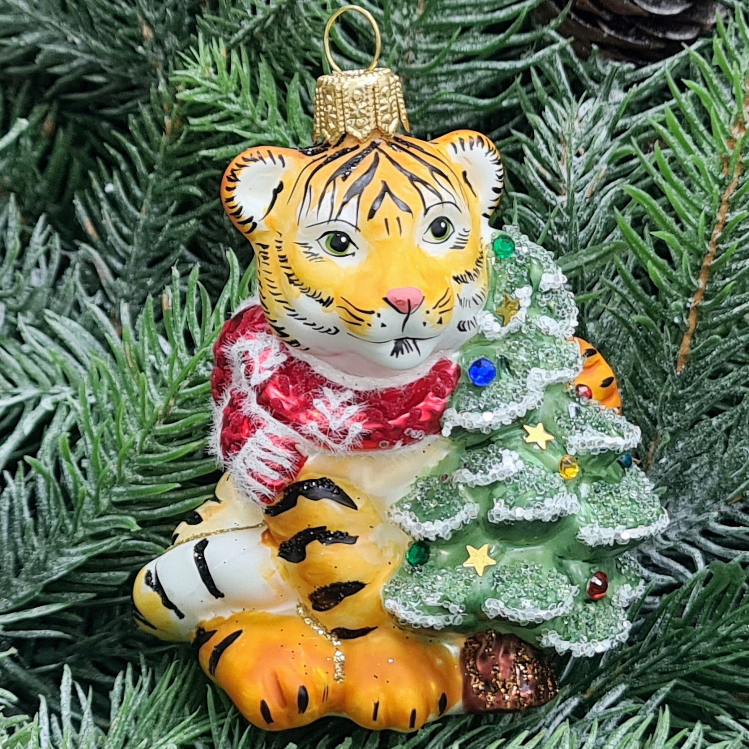 фото Стеклянная елочная игрушка Тигренок с елкой