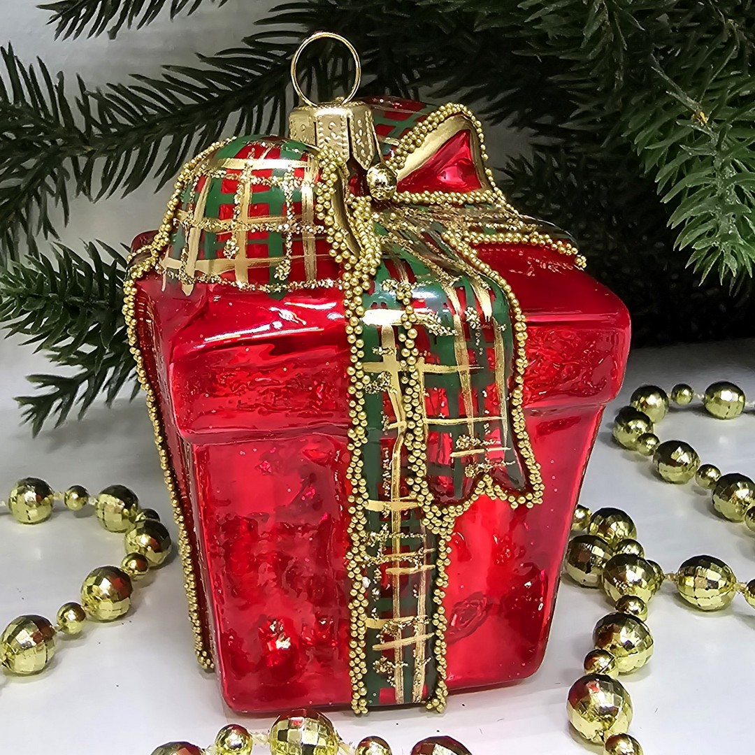 фото Стеклянная елочная игрушка Подарок