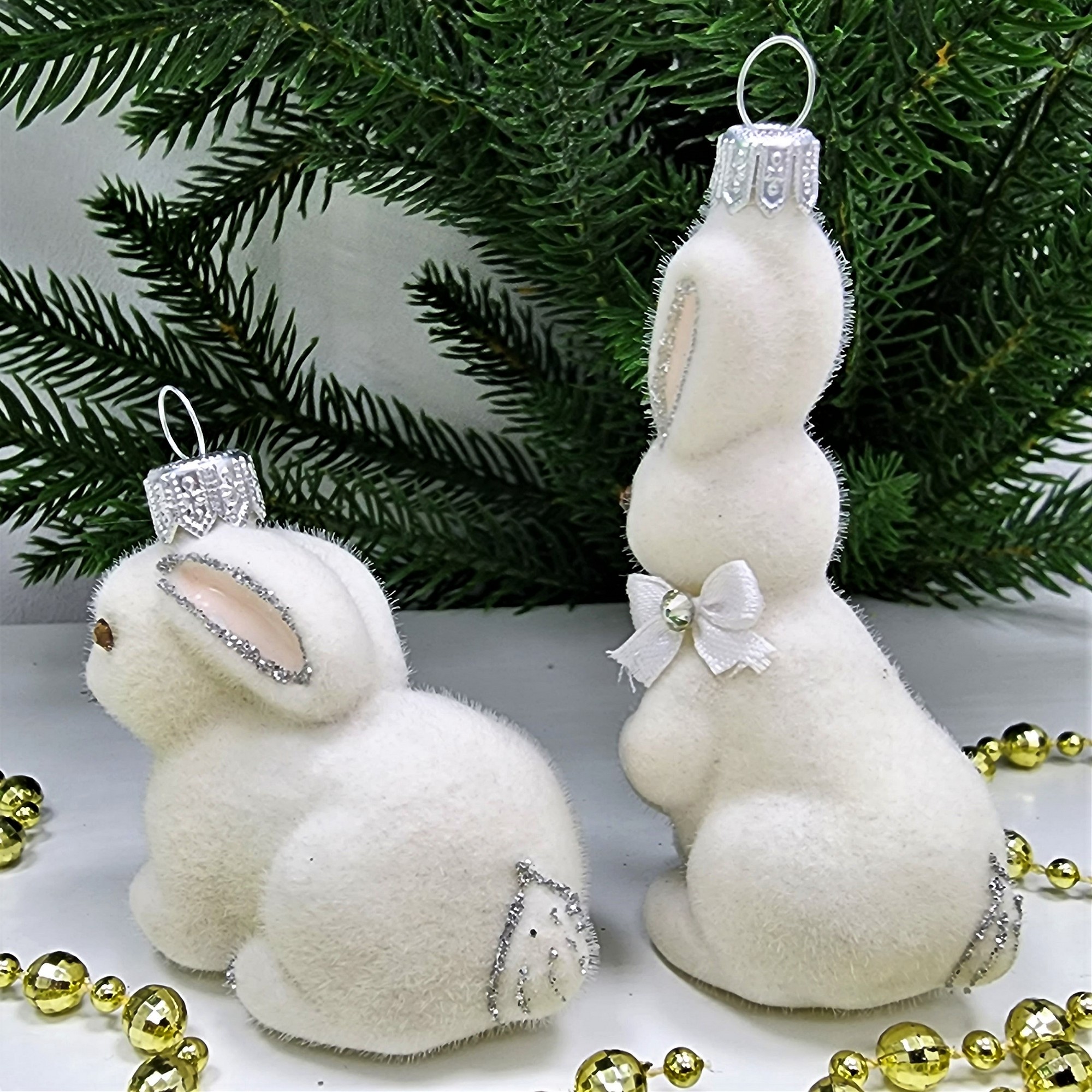фото Набор ёлочных игрушек Два зайчика флок белые