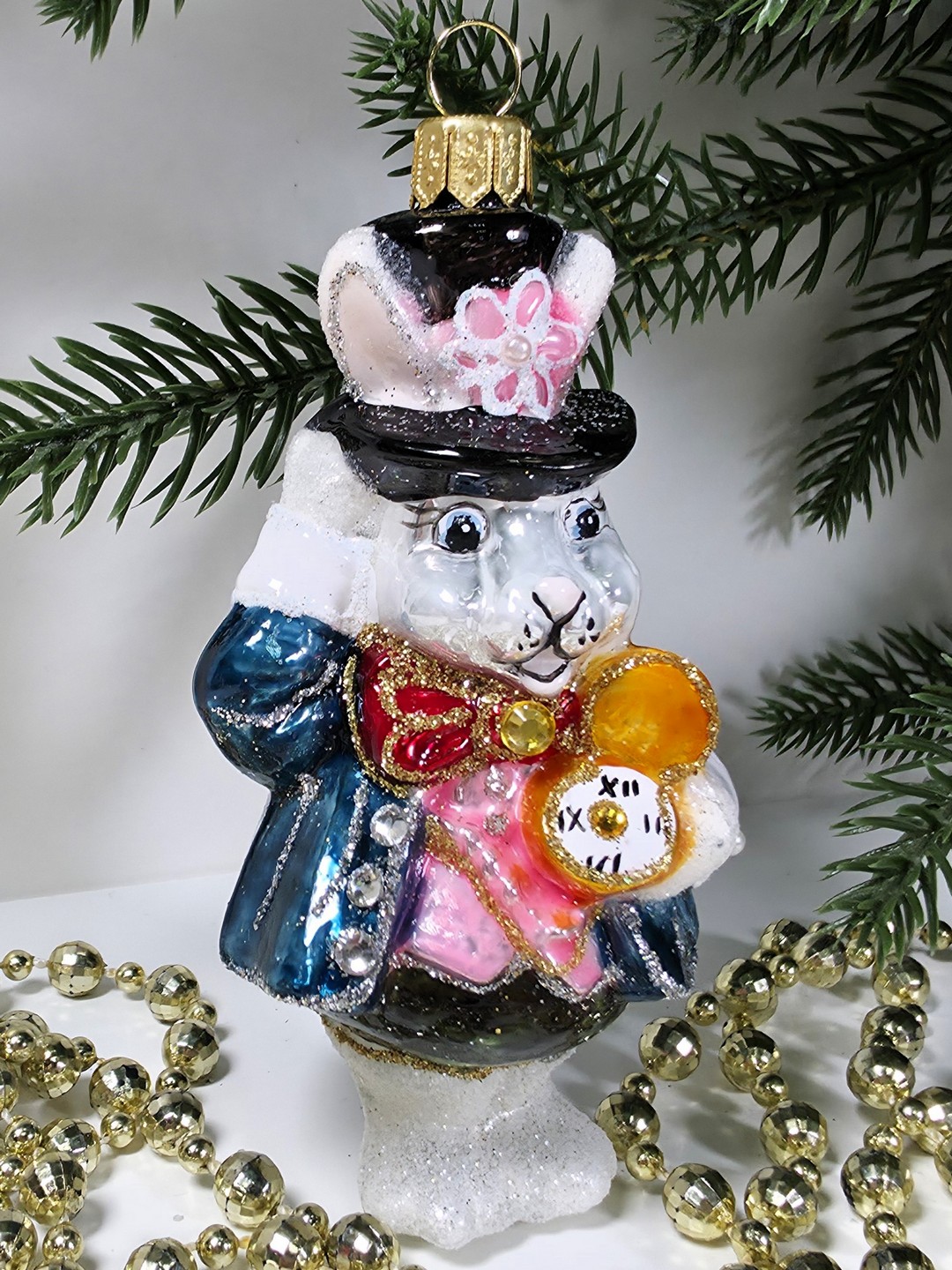 фото Стеклянная елочная игрушка Белый кролик с часами