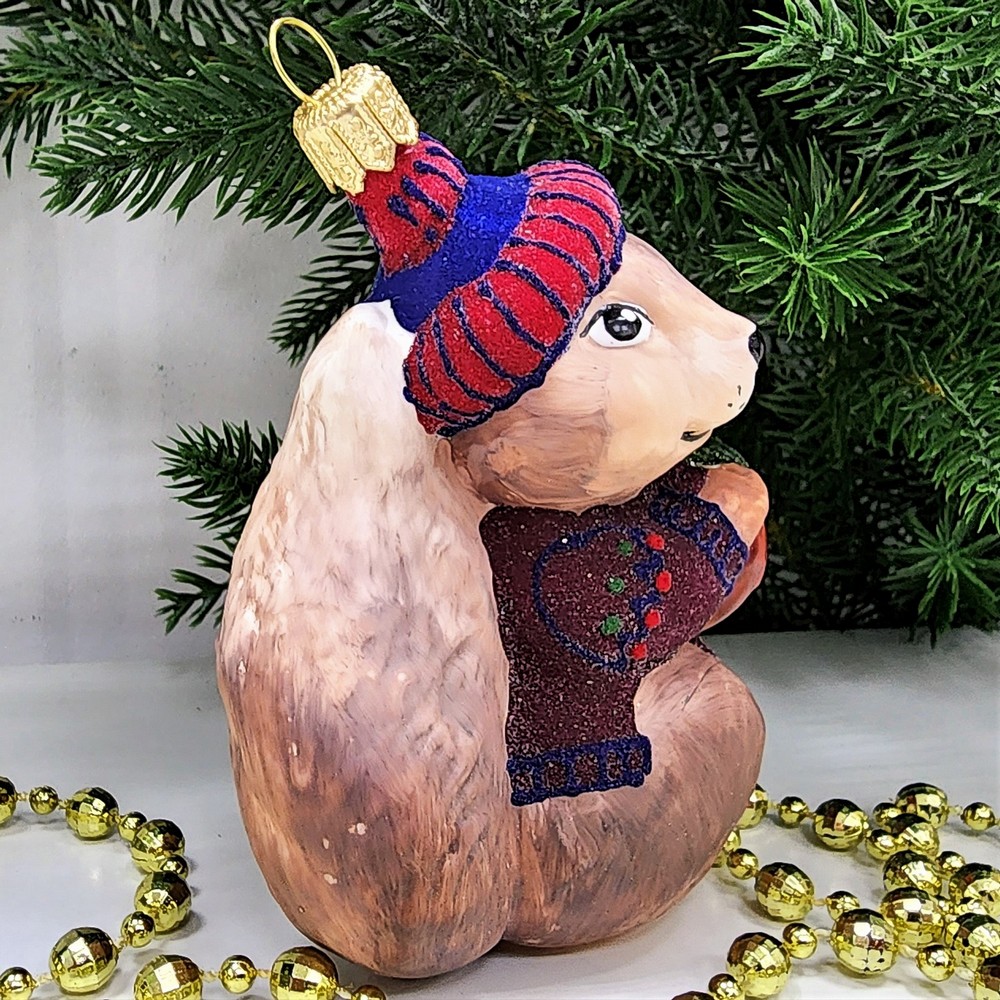 фото Стеклянная елочная игрушка Белочка с орехом в свитере