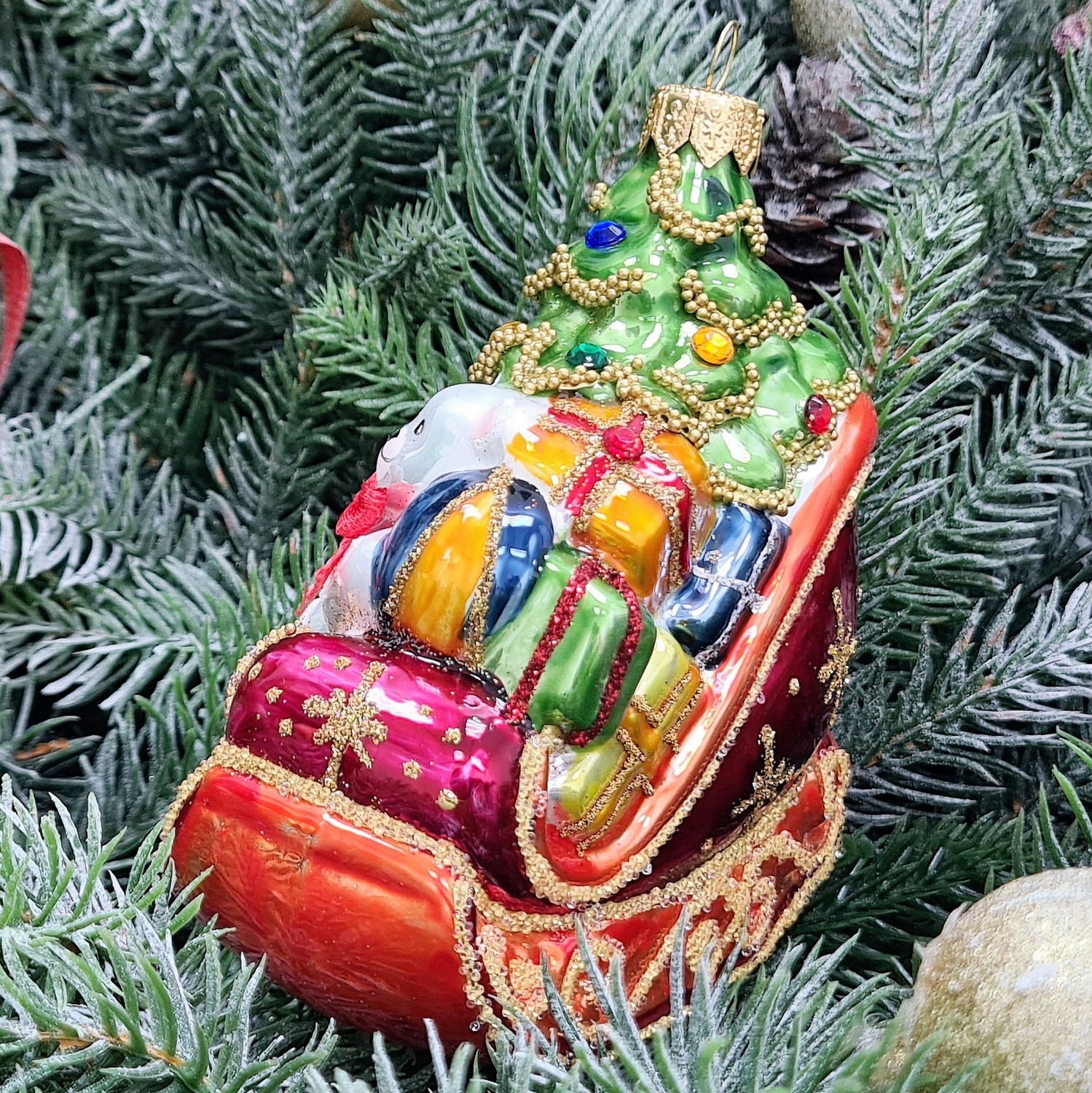 фото Стеклянная елочная игрушка Сани с подарками эмаль