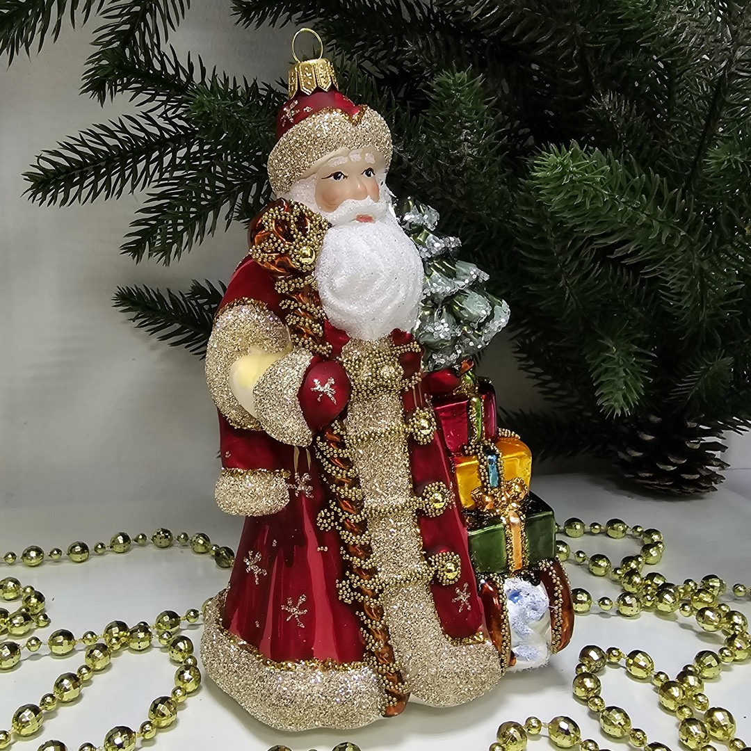 фото Стеклянная елочная игрушка Дед Мороз с подарками красный