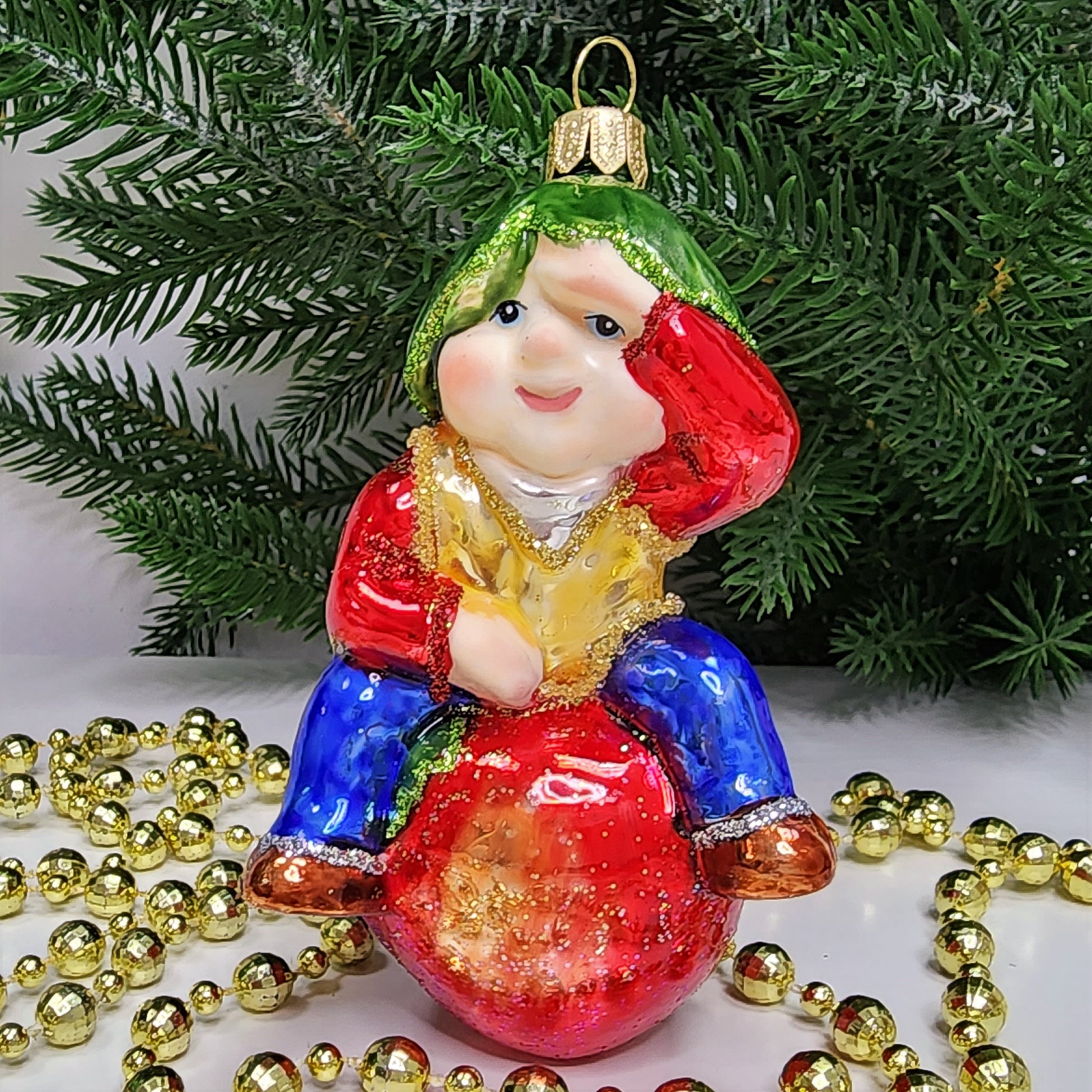 фото Стеклянная елочная игрушка Гном на яблоке