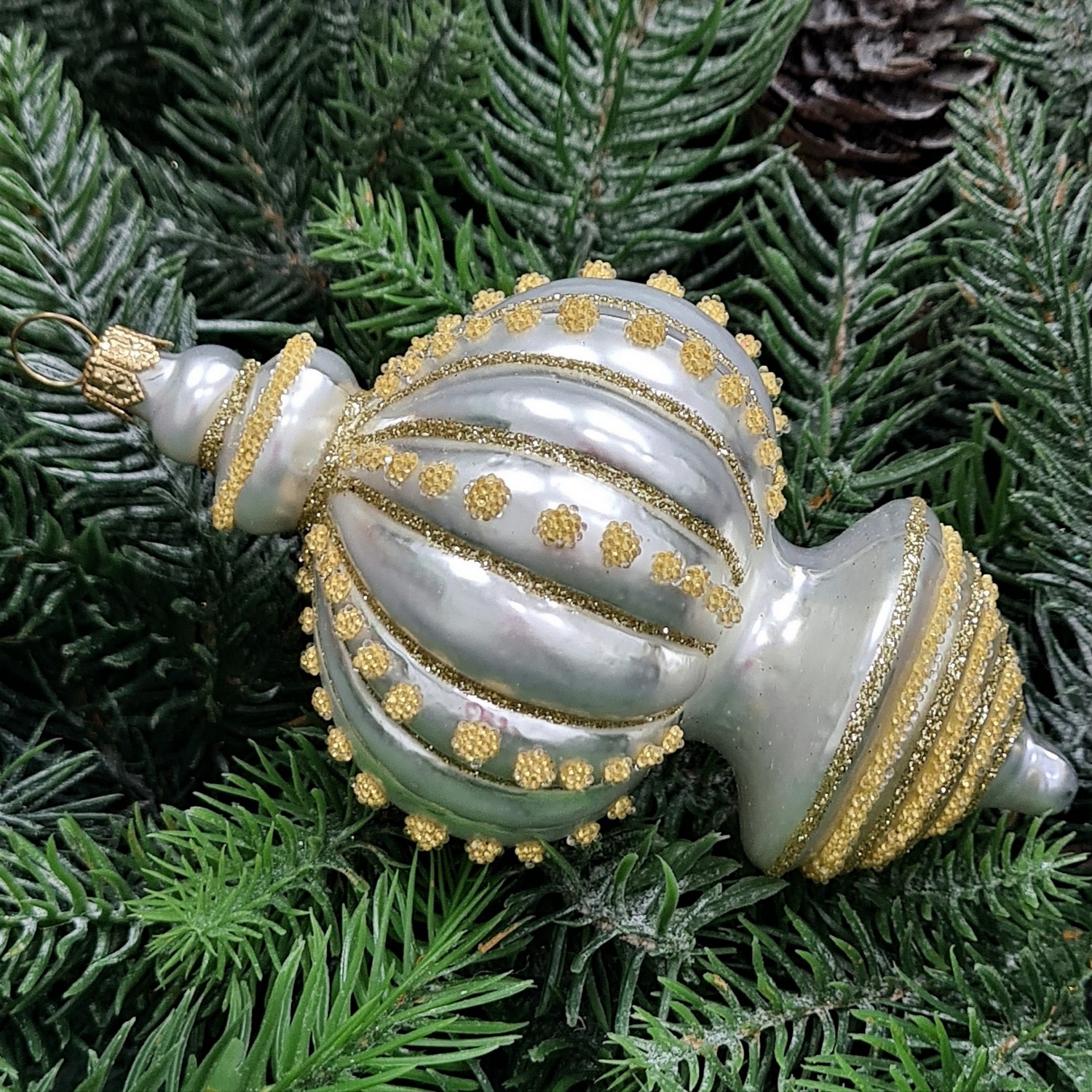 фото Стеклянная елочная игрушка Подвеска белая