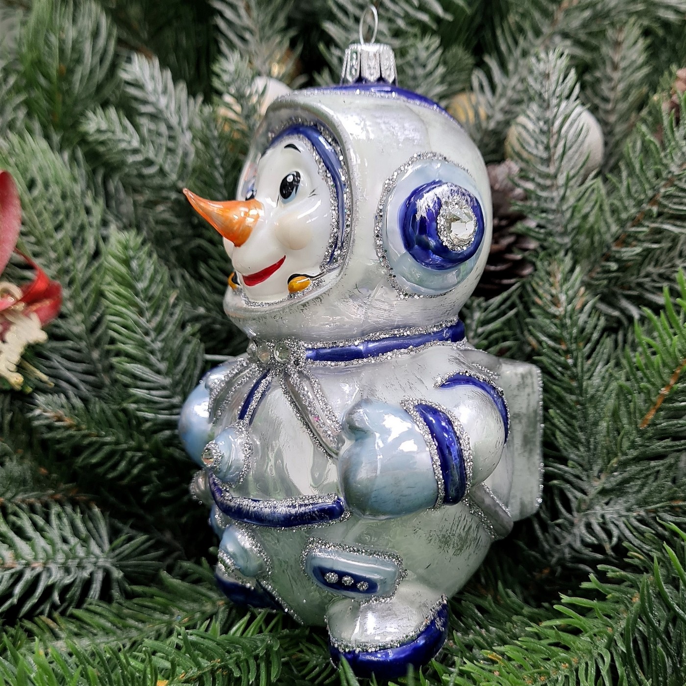 фото Стеклянная елочная игрушка Снеговик космонавт синий