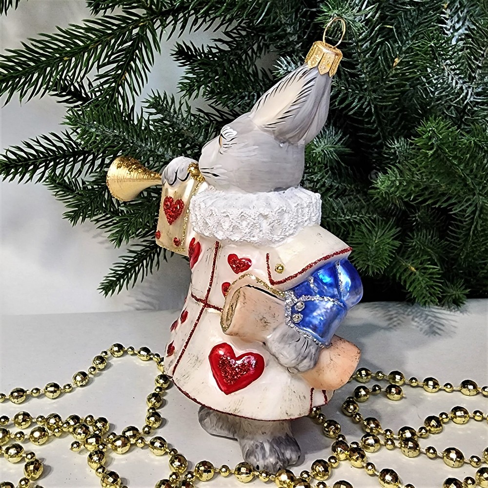 фото Стеклянная елочная игрушка Белый кролик с горном