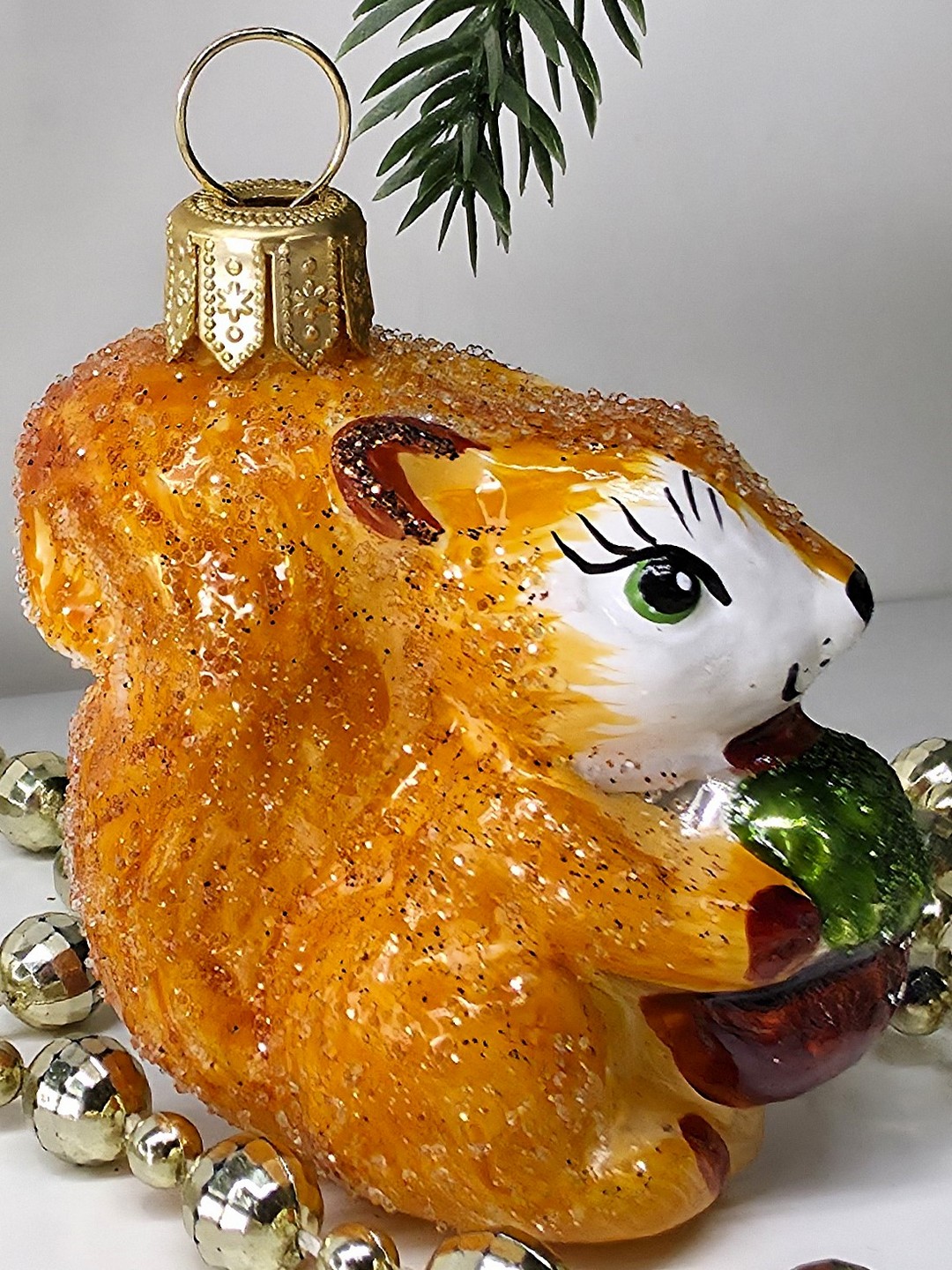 фото Стеклянная елочная игрушка Белочка с орешком сахар