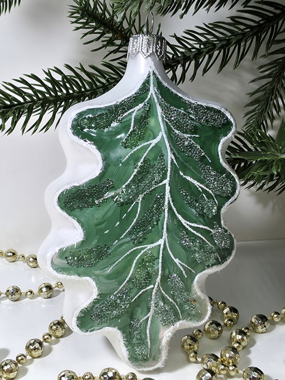 фото Стеклянная елочная игрушка Дубовый листок шиповник