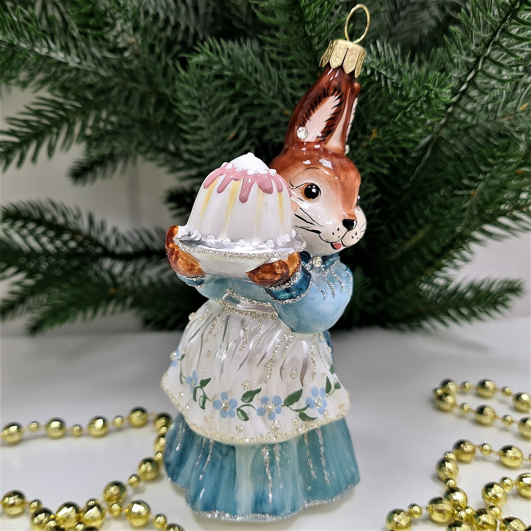 фото Стеклянная елочная игрушка Зайчиха с тортом-1