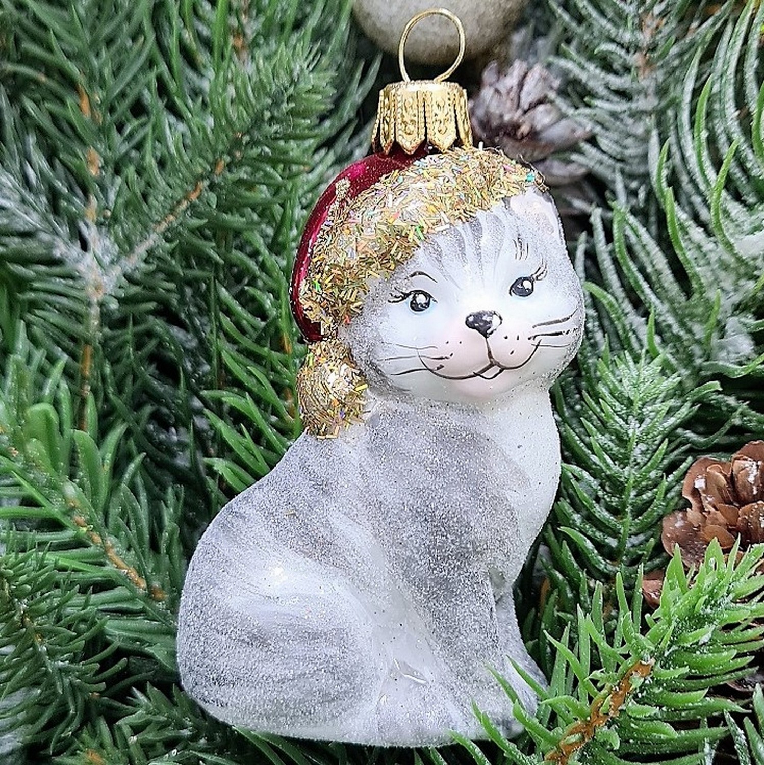 фото Стеклянная елочная игрушка Котик в шапке серый