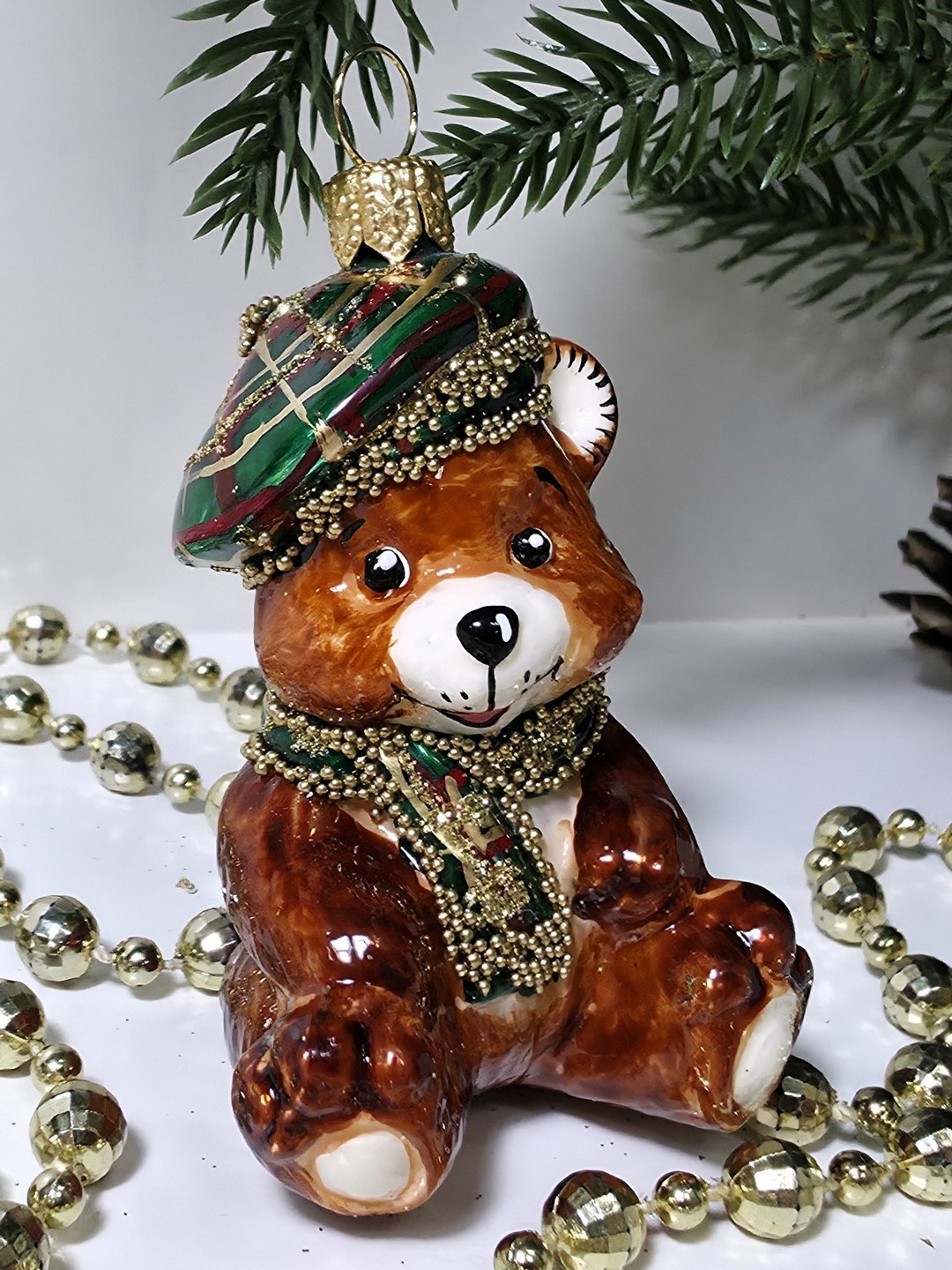 фото Стеклянная елочная игрушка Мишка в кепке