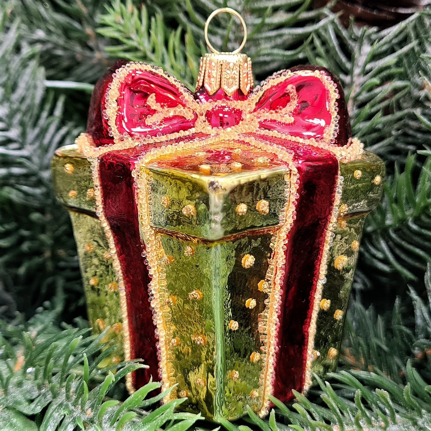 фото Стеклянная елочная игрушка Подарок