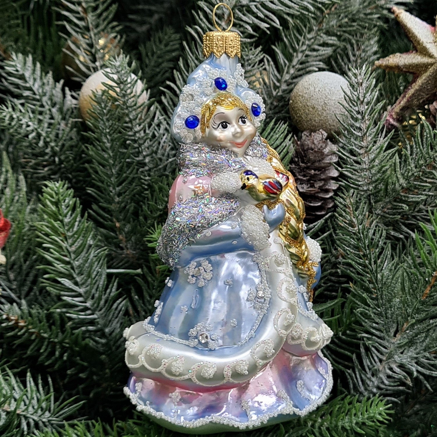 фото Стеклянная елочная игрушка Снегурочка с птичкой