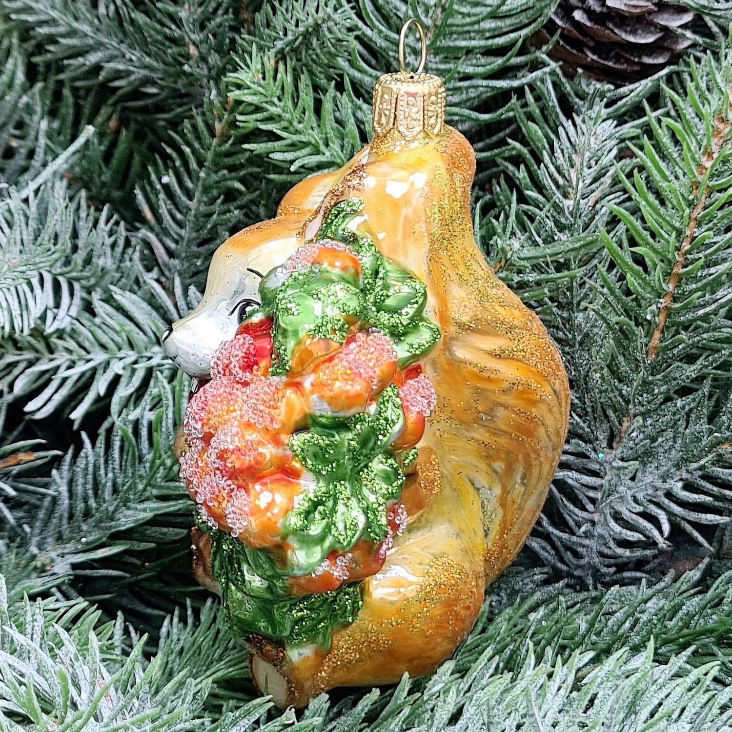 фото Стеклянная елочная игрушка Белочка с рябиной