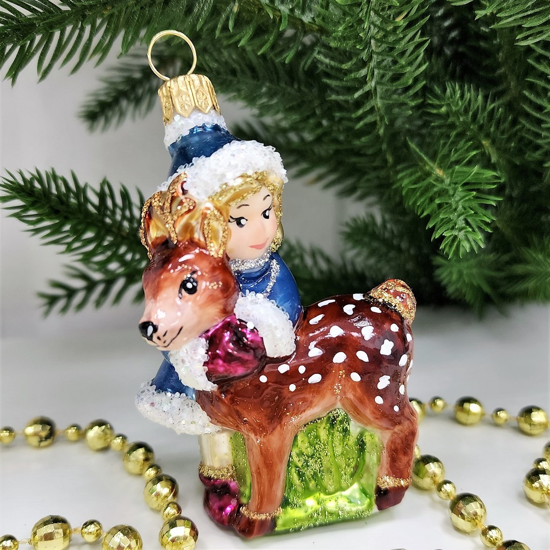 фото Стеклянная елочная игрушка Девочка с олененком