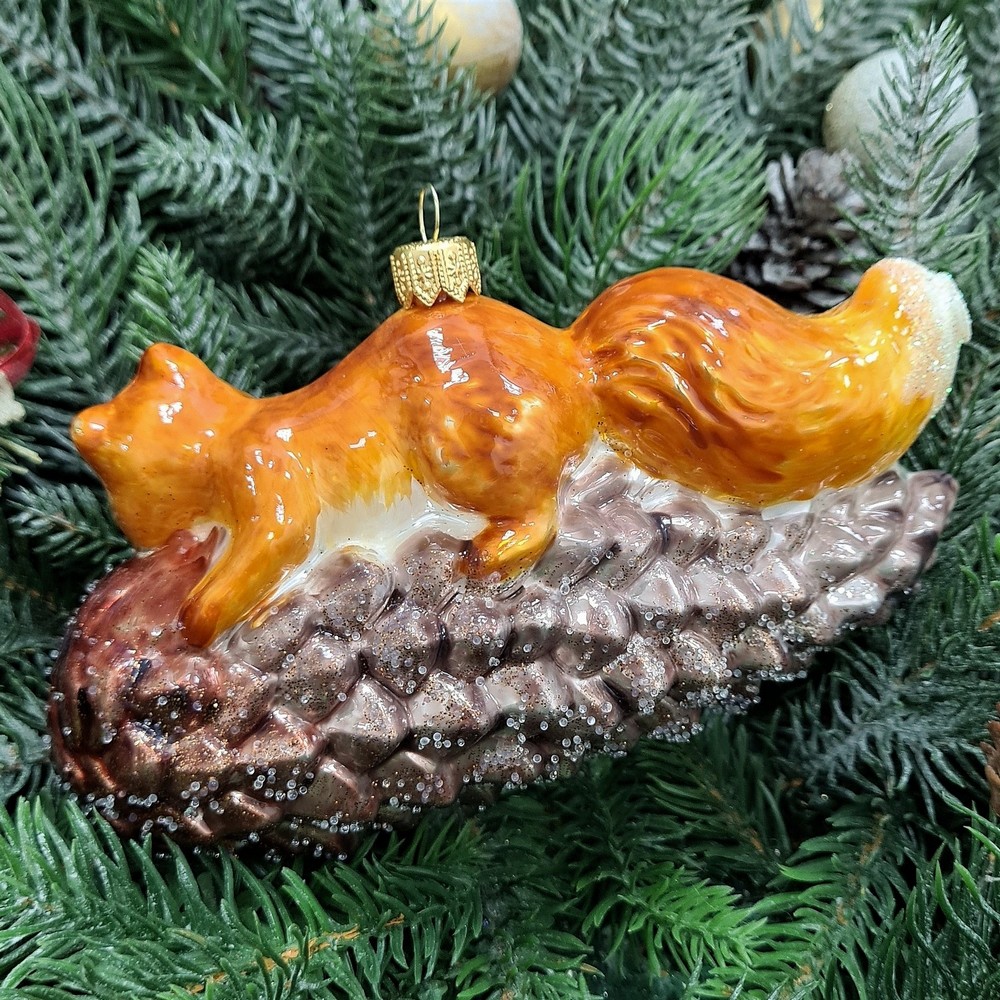 фото Стеклянная елочная игрушка Белка на шишке рыжая