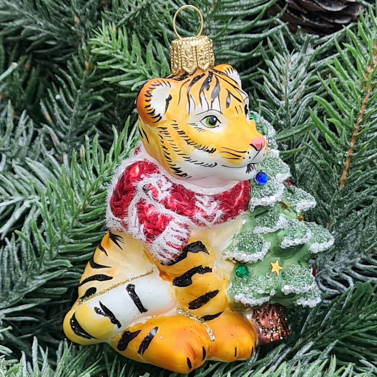 фото Стеклянная елочная игрушка Тигренок с елкой