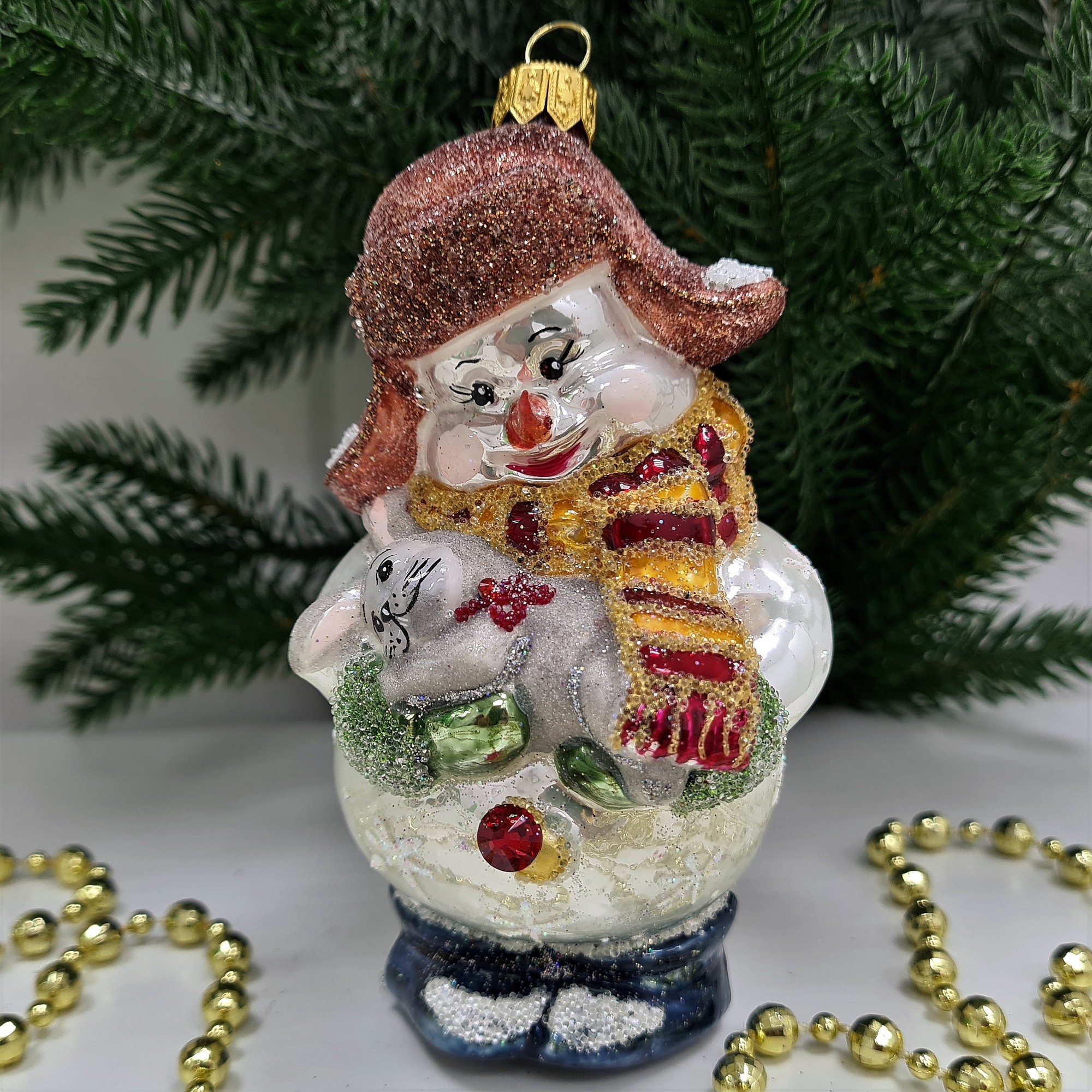 фото Стеклянная елочная игрушка Снеговик в ушанке с зайчиком