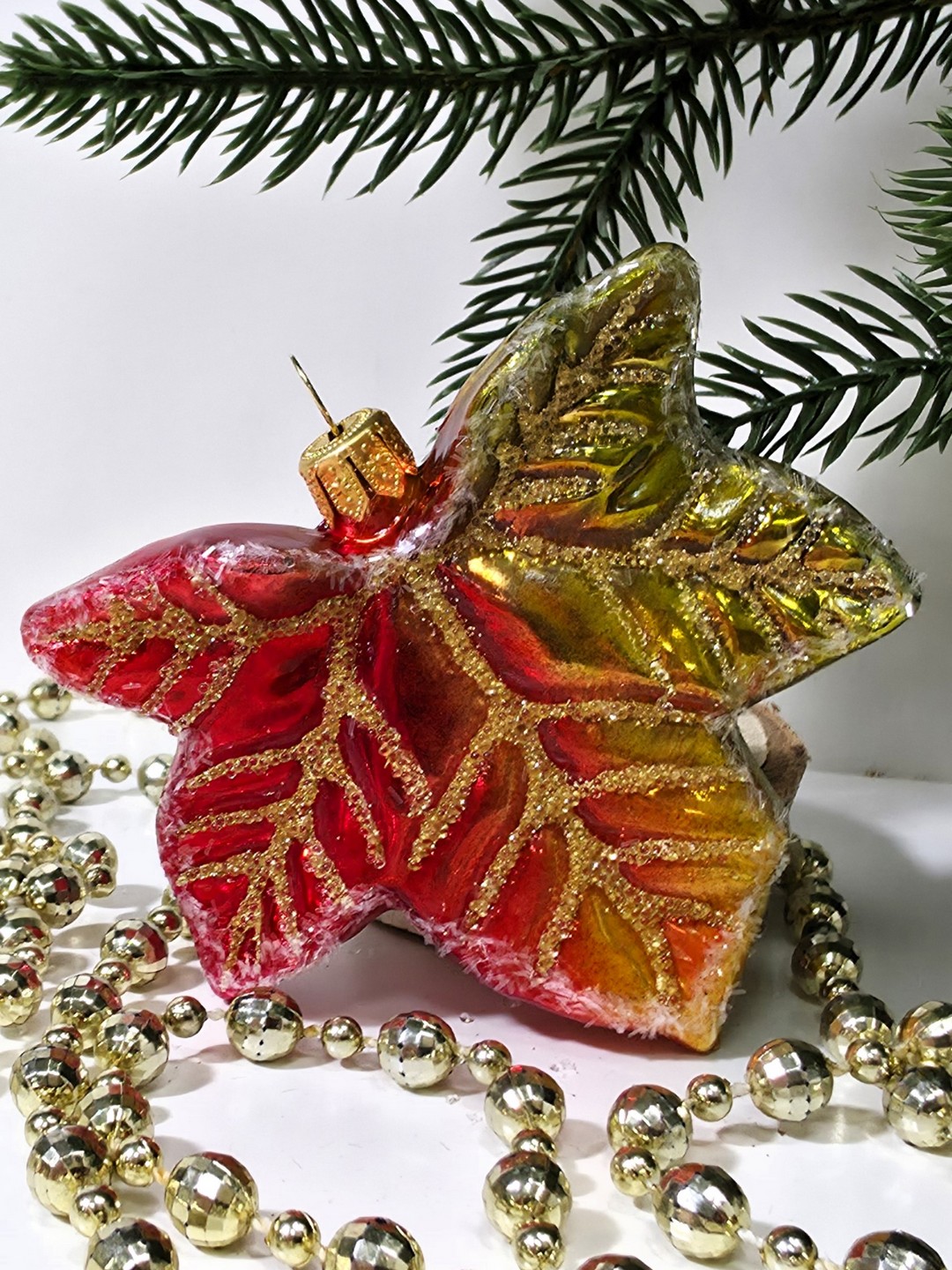 фото Стеклянная елочная игрушка Кленовый лист