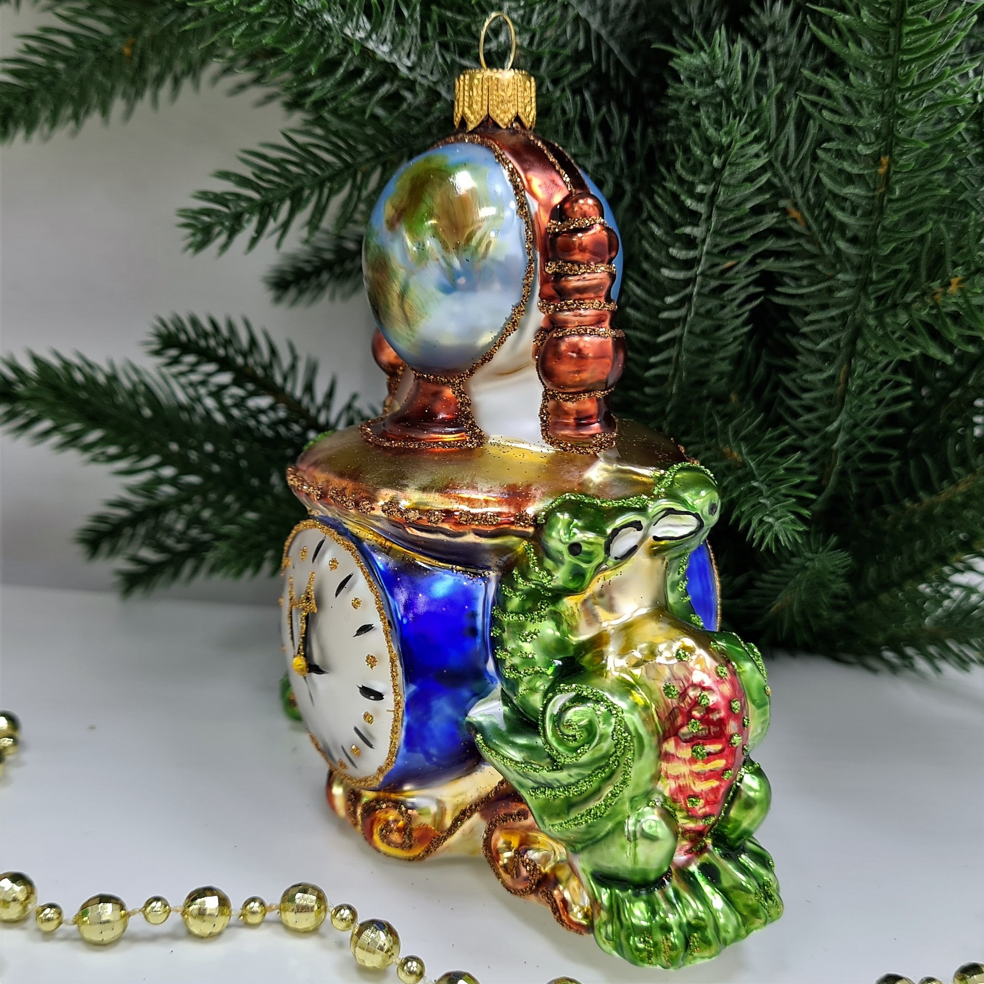 фото Стеклянная елочная игрушка Часы с глобусом