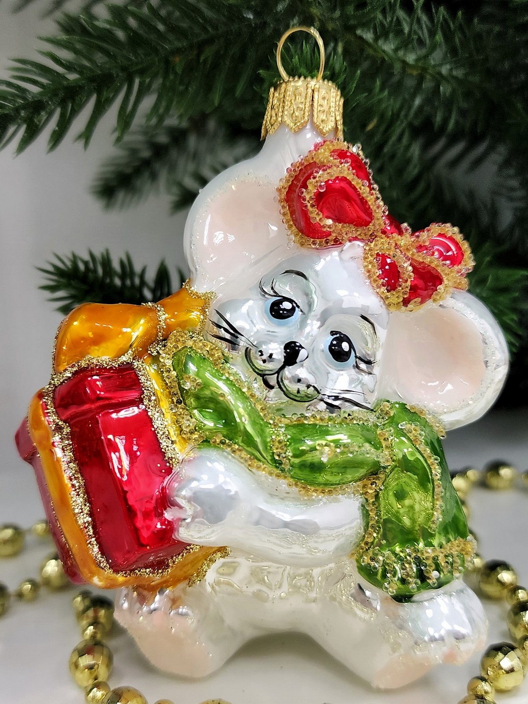 фото Стеклянная елочная игрушка Мышка с подарком и бантом
