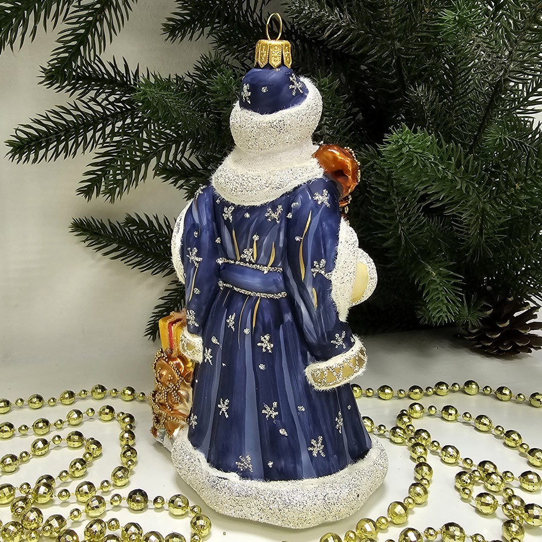 фото Стеклянная елочная игрушка Дед Мороз с подарками синий